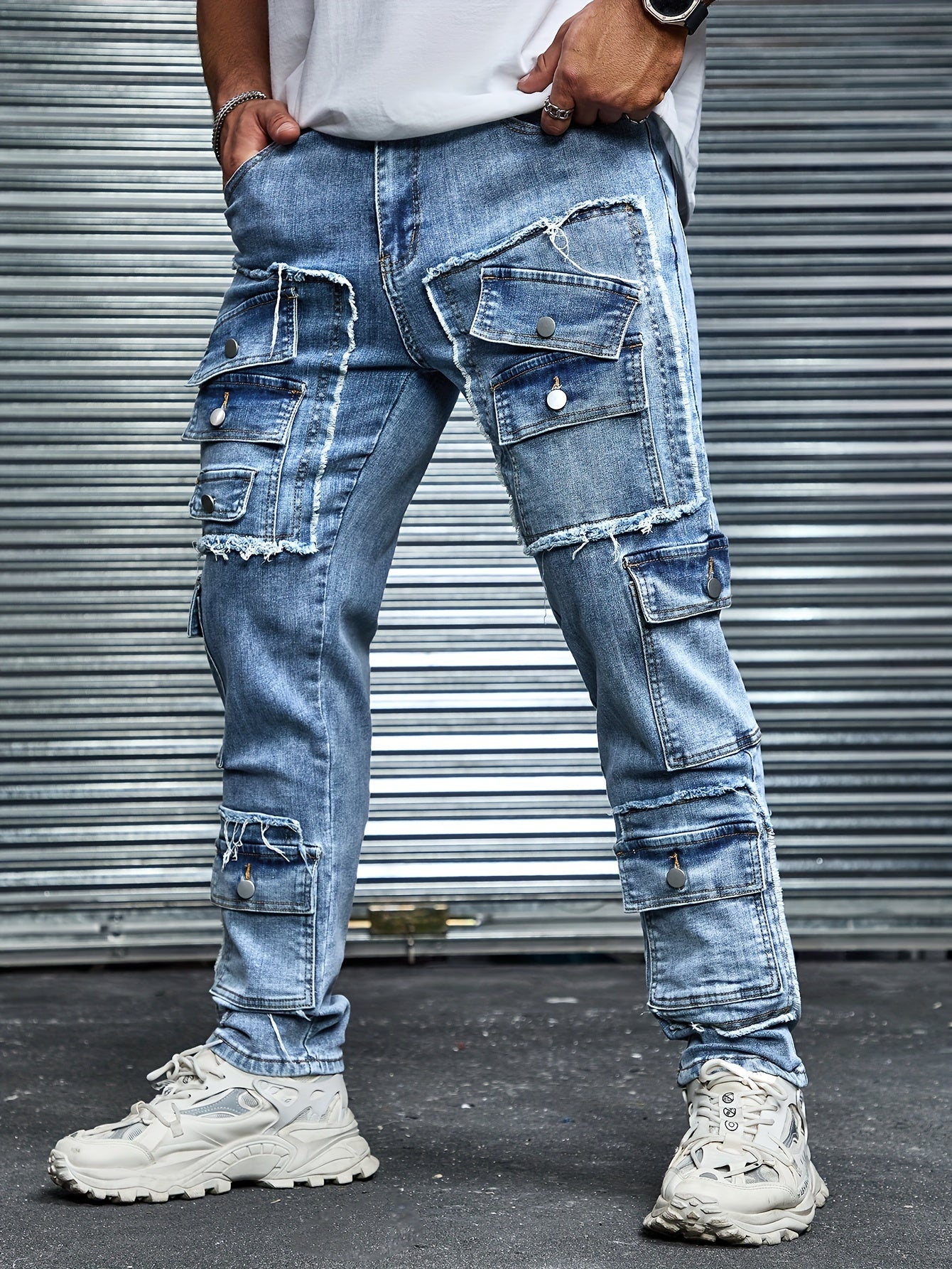 Kundalik kiyish uchun bir nechta cho'ntaklari, yirtilgan uslubi va qulay kesimi bo'lgan kattalar o'lchamidagi erkaklar uchun denim jinsi.
