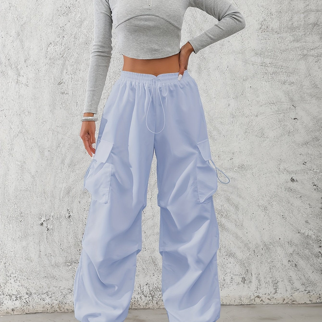 Ayollar uchun bir rangli tasodifiy qopqoq cho'ntakli yuk shimlari.