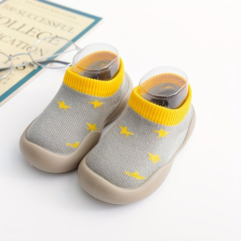 Bolalar uchun karton yuruvchi paypoqlar, rezina taglik bilan, ko'k va sariq chiziqli naqshda, kichik bolalar va maktabgacha yoshdagi bolalar uchun qulay.