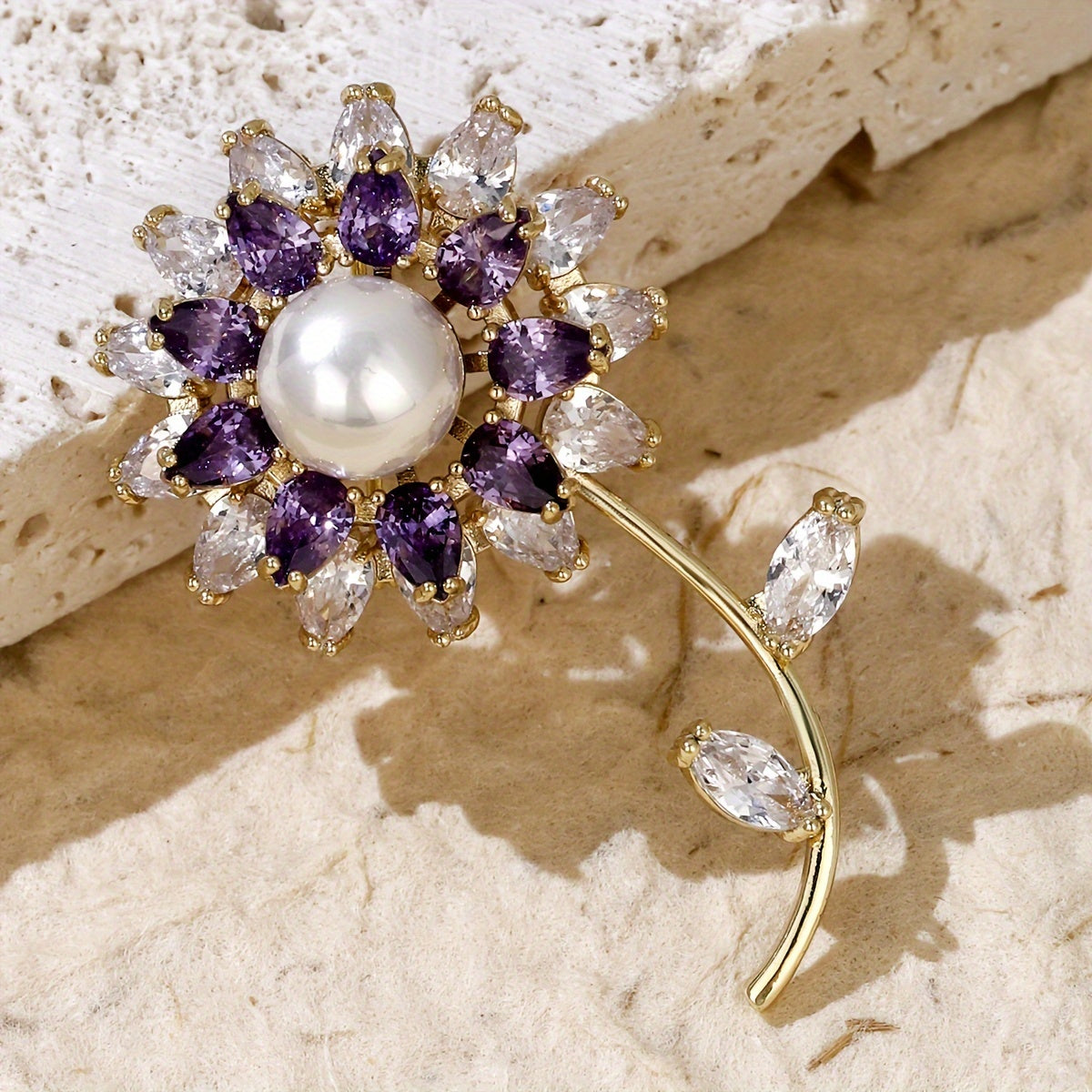 Vintage uslubidagi gullar bilan bezatilgan yeng pin, porloq zirkoniy bilan, ayollar uchun sharf va kiyimlarga hashamat va nafislik qo'shish uchun mukammal.