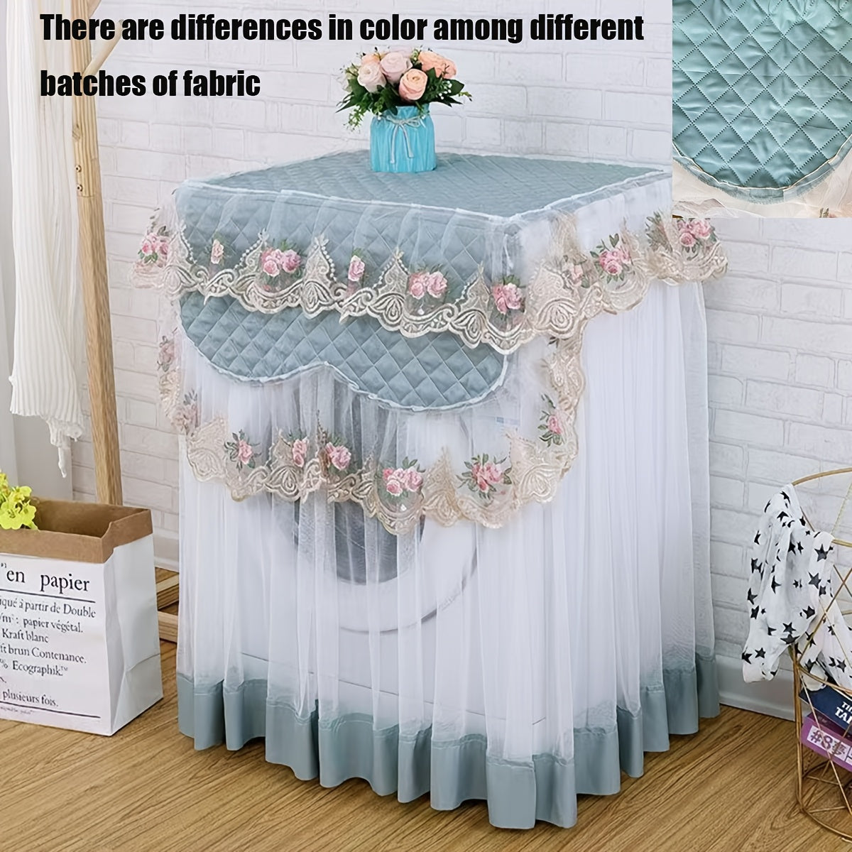 Gul naqshli va qirrali trim bilan bezatilgan pushti va oq dantel kir yuvish mashinasi qopqog'i, yon tomondan ochiladigan modellarga mos kelish, chang va quyoshdan himoya qilishni ta'minlaydi. Polyester matodan tayyorlangan.