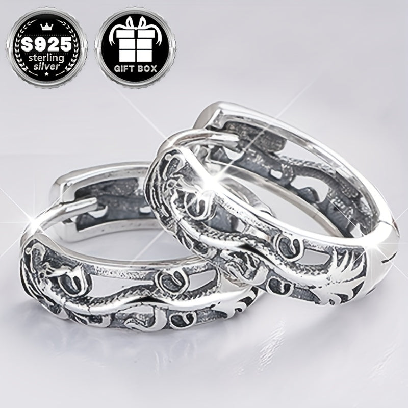 "Ajdaho Zodiak Teksturalangan Halqa Sirg'alar, Gippoallergen S925 Sterling Kumushdan tayyorlangan, Bo'sh dizayni bilan san'atkorona etnik Xitoy totemini o'z ichiga oladi. Uniseks uslubi, 2.9g/0.1oz og'irlikdagi yengil quloq zargarligi."