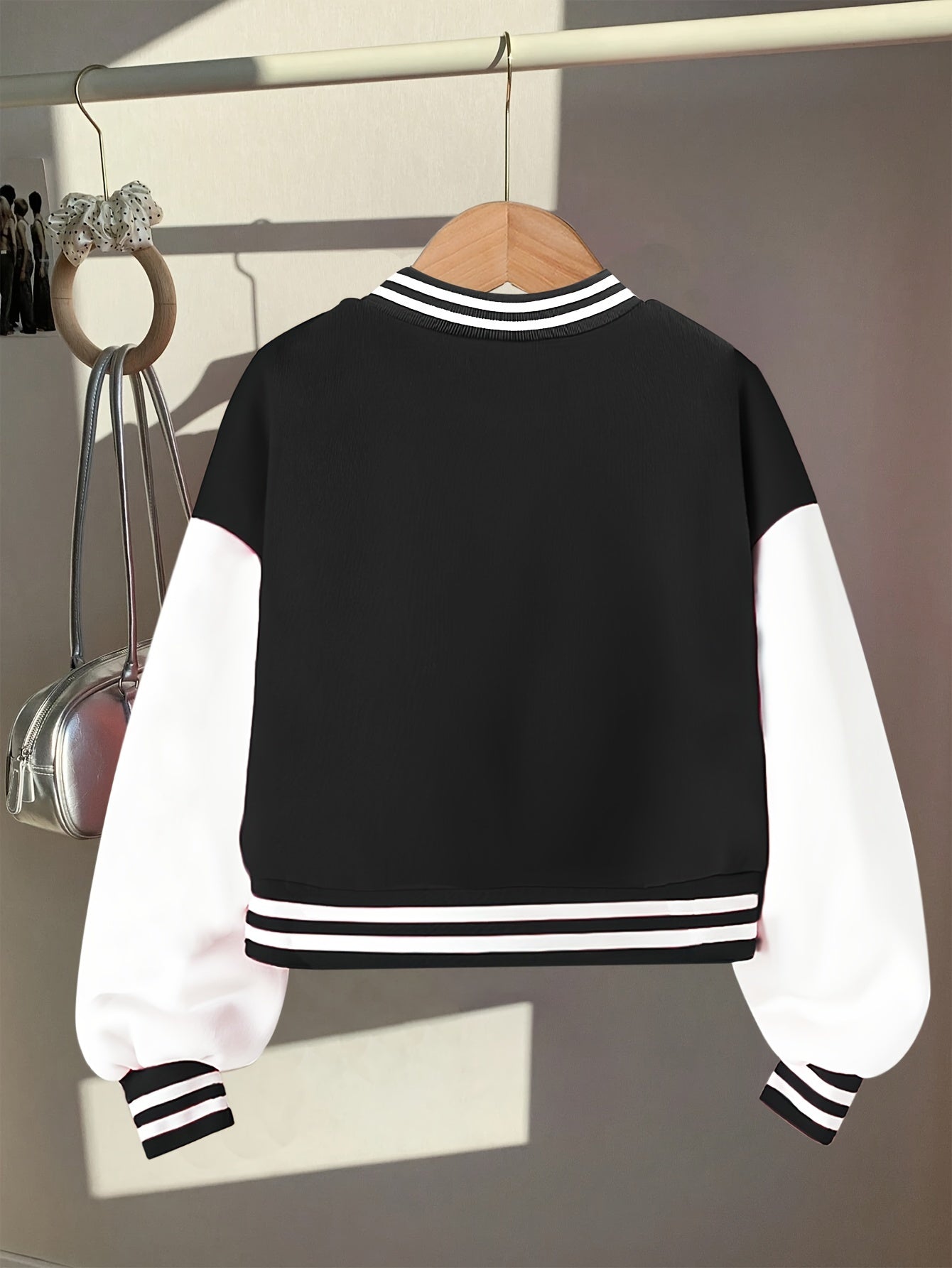 Qizlar uchun moda, qisqa yengli, harf E bosma, tasodifiy jilet, geometrik naqsh, beysbol yelkalari va tikuvli tafsilotlar bilan