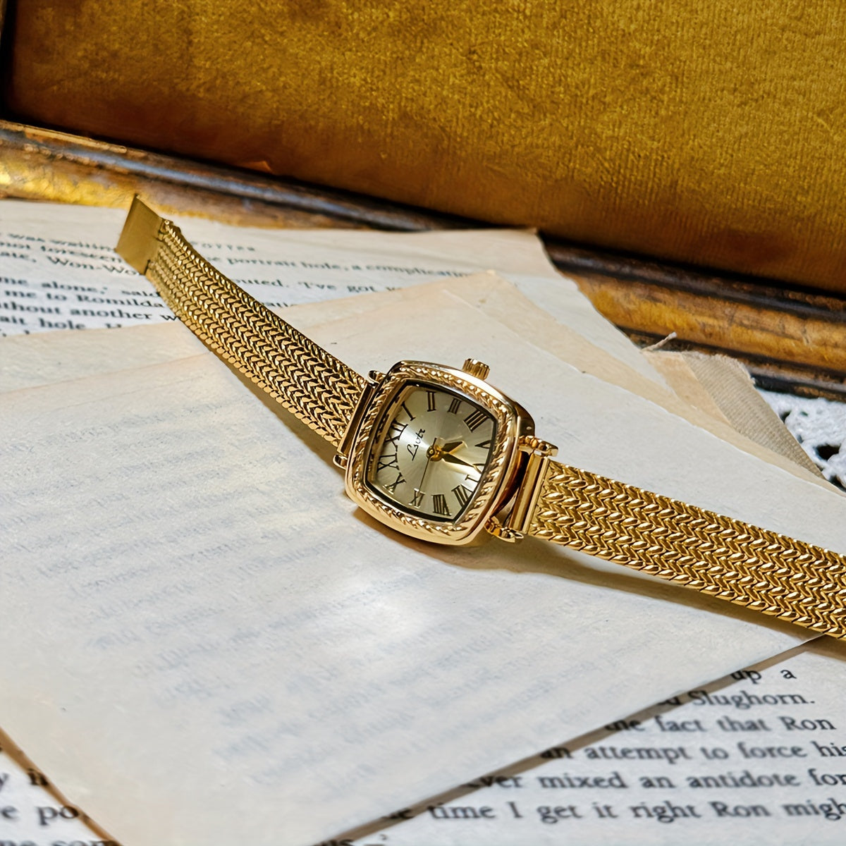 Women's Gold Quartz Watch with Stainless Steel Band Vintage French Style for Daily and Formal Wear