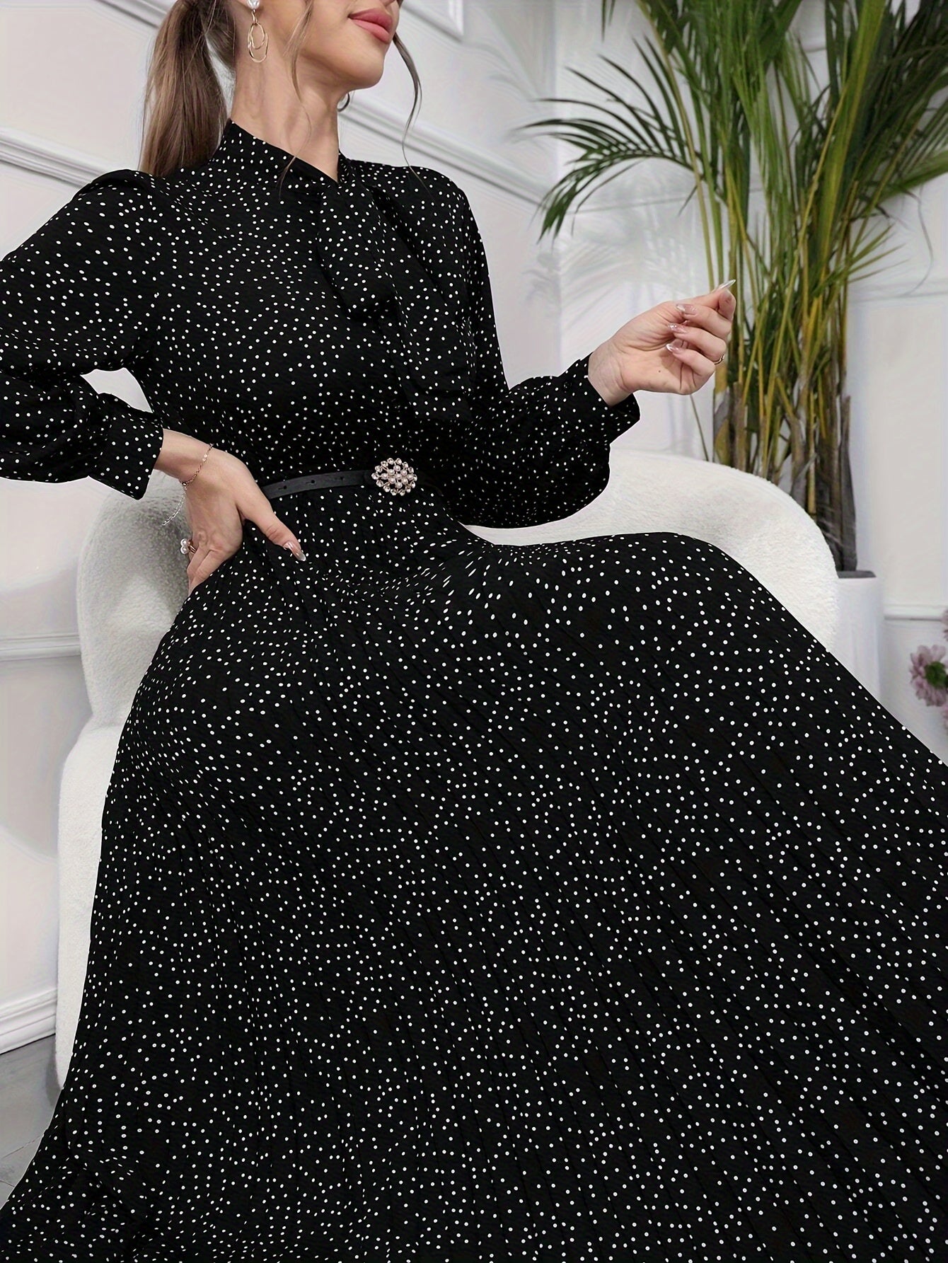 Bahor va kuz uchun qora va oq rangli gul bosma kiyingan kiyingan bilan bog'langan bo'yinbog'li kiyingan