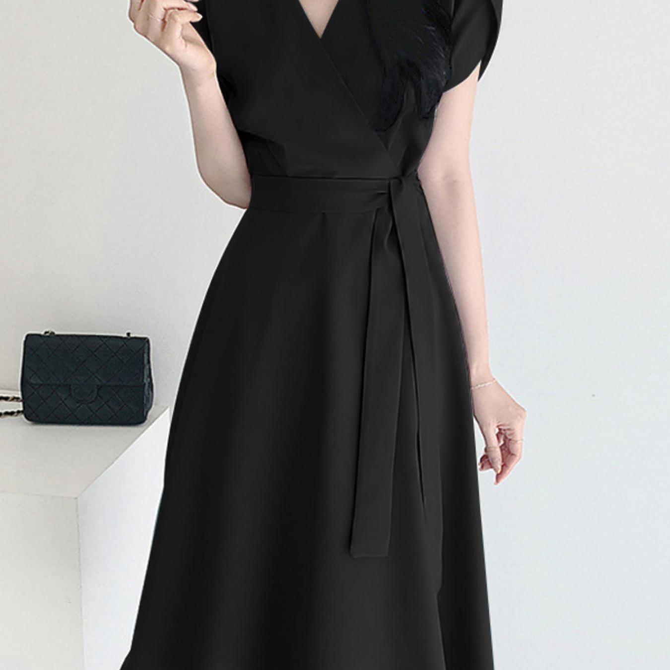 Zamonaviy V-shaklidagi A-siluetli ko'ylak, old tomonda o'ralgan, yengsiz va beli bezakli, kundalik yoki uchrashuvlar uchun. Yoz uchun engil polyesterdan tayyorlangan.