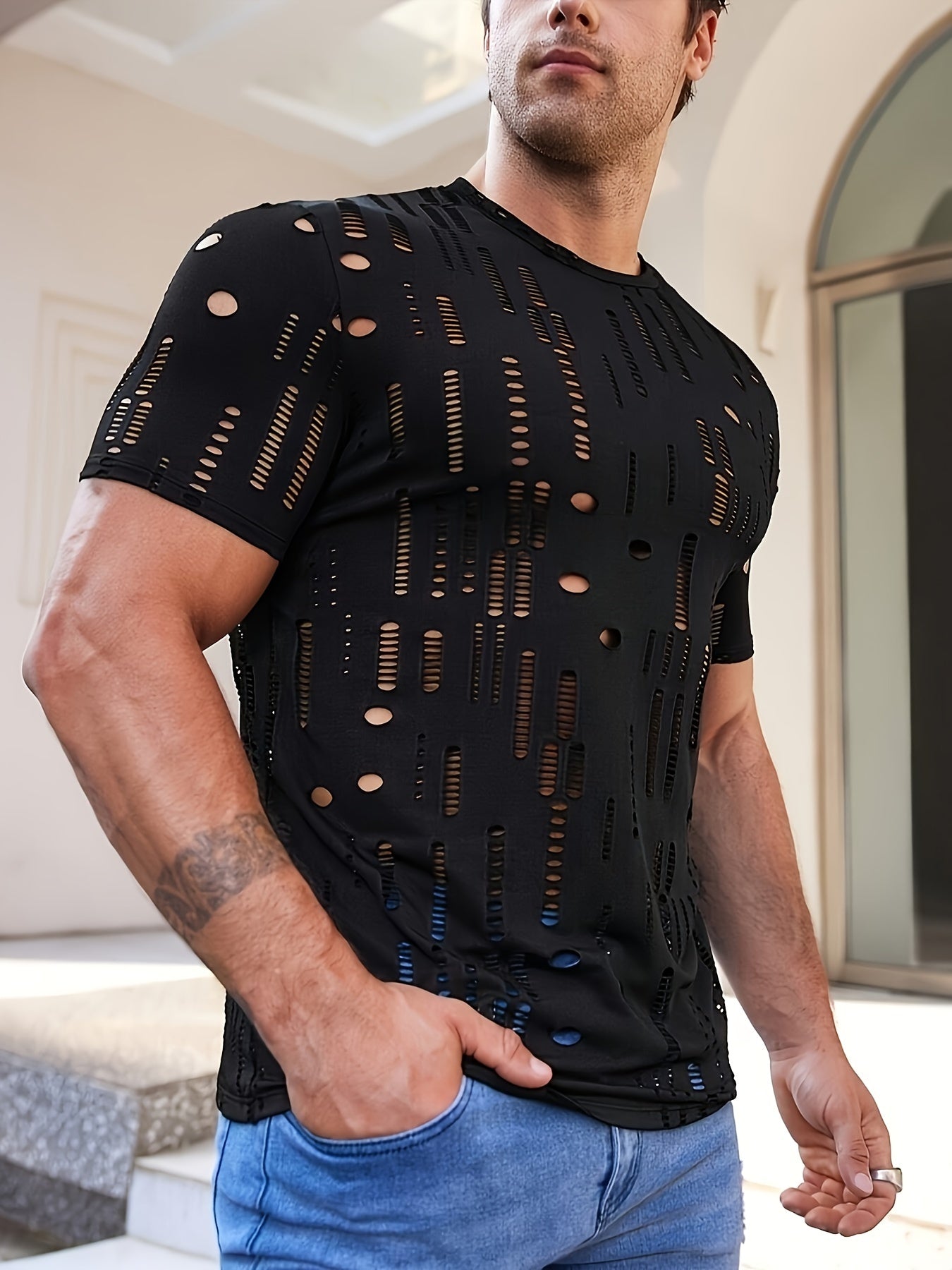 Erkaklar uchun tor kesimli krujka yoqasi T-ko'ylagi, mustahkam rangdagi cho'ziluvchan to'qilgan polyester matodan tayyorlangan va kesilgan detallar bilan.