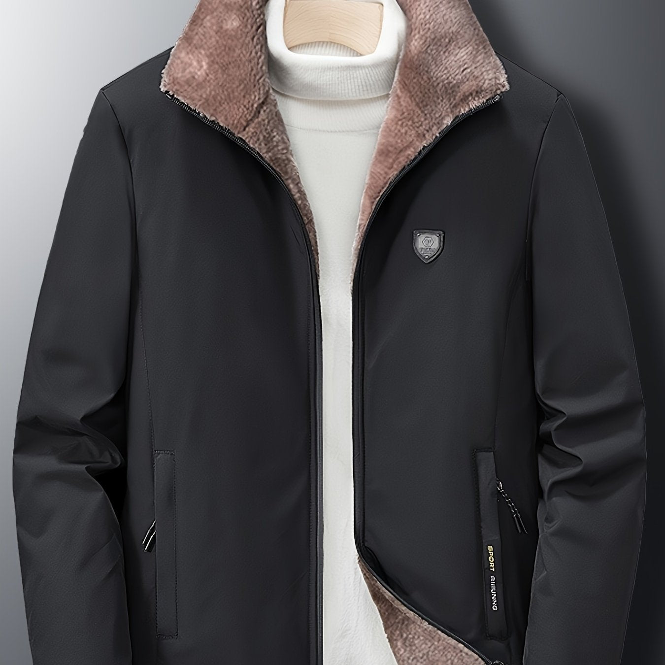 Erkaklar uchun qishki mo'ynali turg'un yaka jeki, qora rangda, zipli cho'ntaklar bilan, engil polyester mato, sovuq ob-havo uchun ideal.