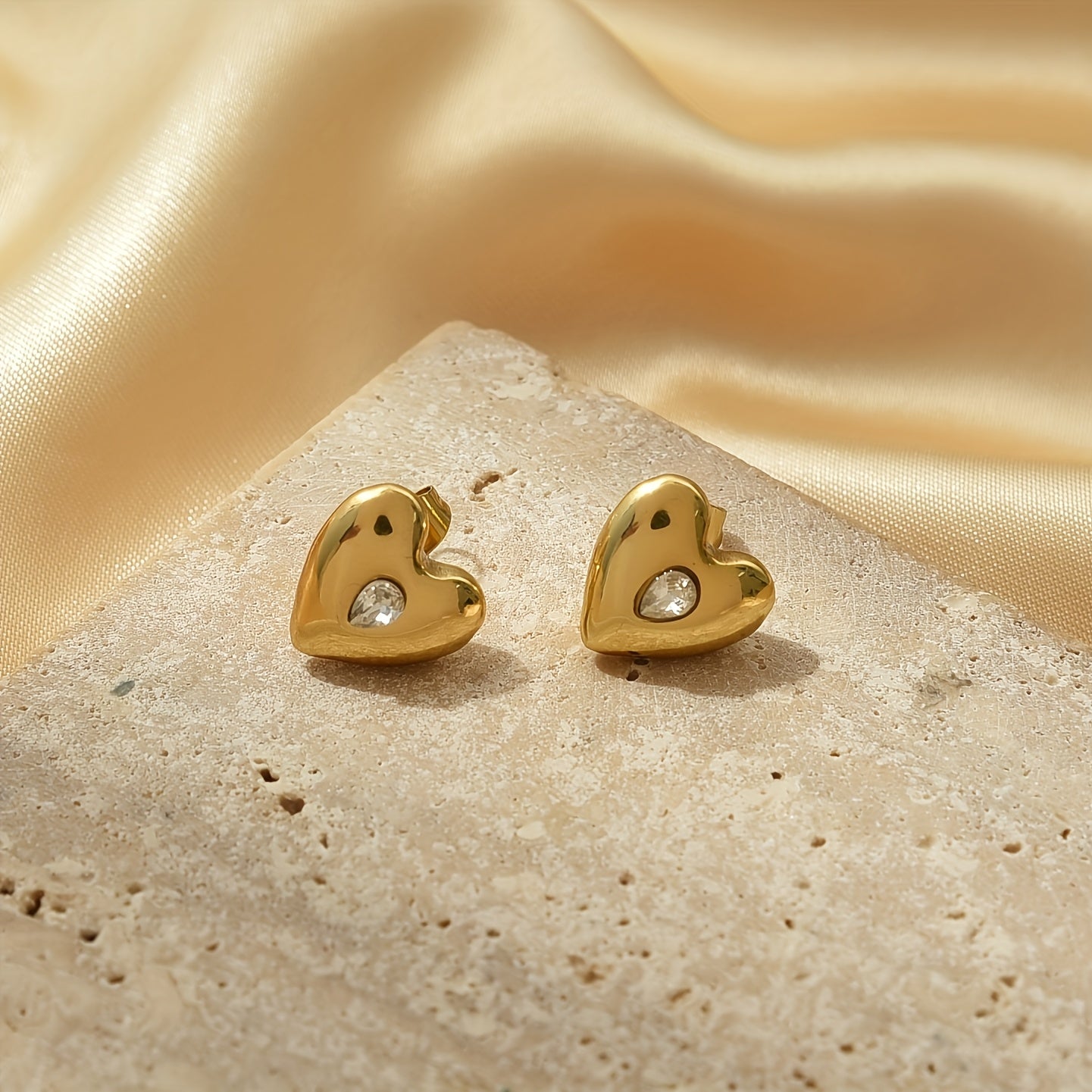 "Valentine's Day yurak shaklidagi rhinestone stud bilaguzuklari zanglamas po'latdan - oddiy va zamonaviy dizayn, har qanday tadbir uchun mos. Ayollar uchun abadiy zargarlik buyumlari, qiz do'sti yoki xotin uchun ideal sovg'a."