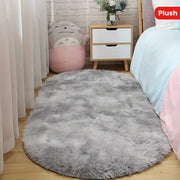 Oval yotoq uchun bir parcha gilam, yashash xonasi divani uchun old qoplama, kofe stoli uchun pol matosi va oddiy fermada uy bezaklari bilan to'ldirilgan yumshoq xona. Bu estetik xona san'at materiallari bilan ham bezatilgan.