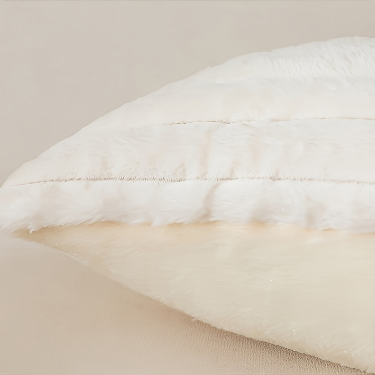 Роскошные подушки с полосатым искусственным мехом для дивана или софы - набор из 2 штук.