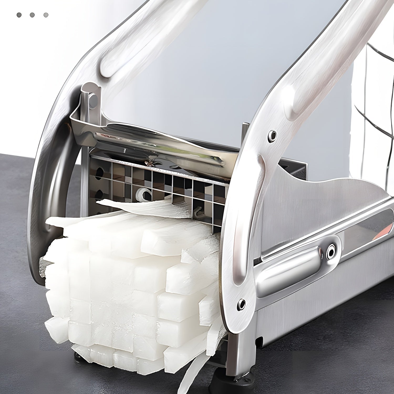 Yaxshilangan dizaynga ega zanglamas po'latdan yasalgan kartoshka kesgichi va oson foydalanish uchun vakuumli asos - uy va professional oshxonalar uchun ko'p maqsadli sabzavot va meva kesgichi