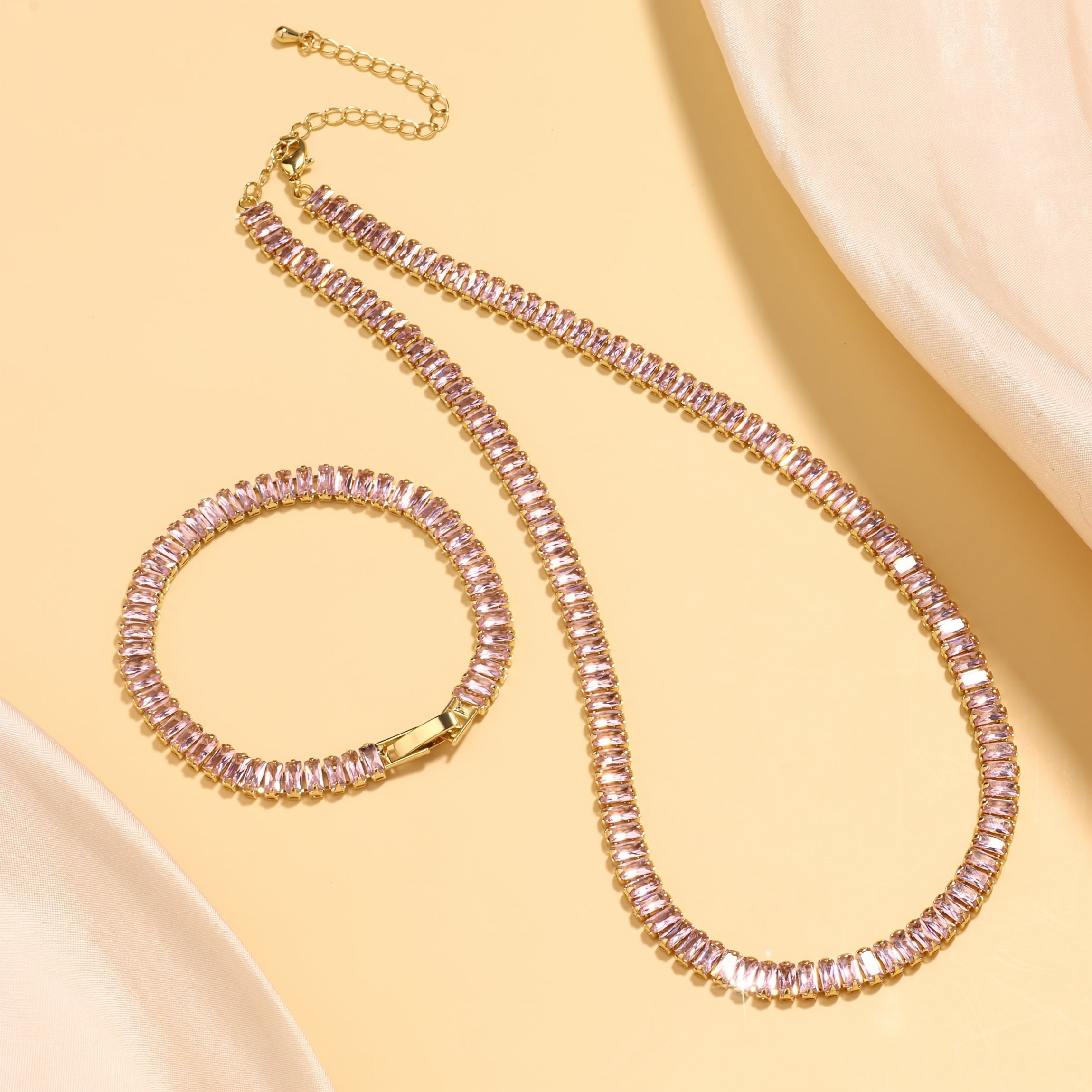 Ayollar uchun 18K oltin bilan qoplangan mis tennis bilagi va bilakuzuk to'plami, rang-barang kubik zirkoniy bilan