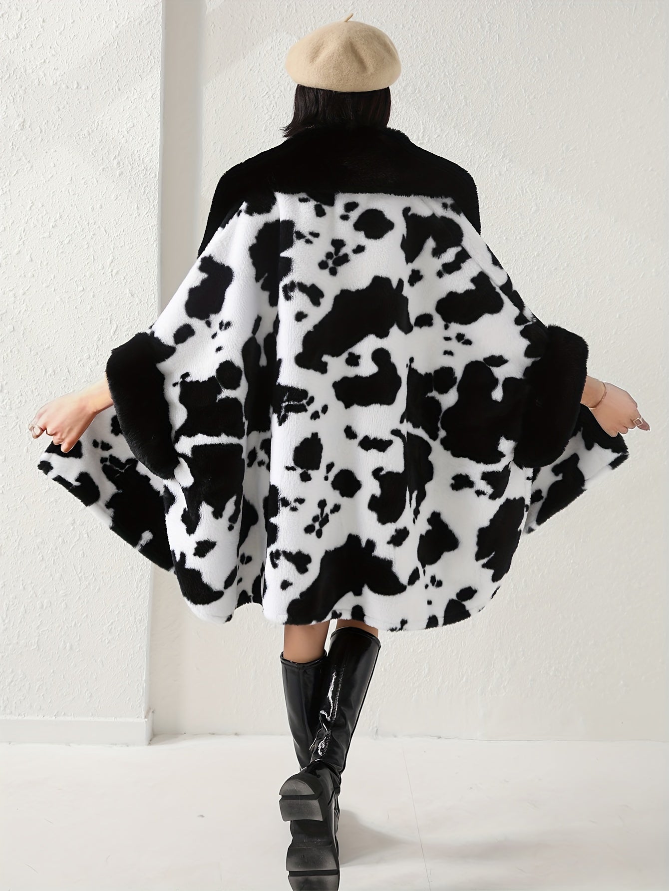 Толстый кардиган в стиле летучей мыши из искусственного меха с животным принтом.