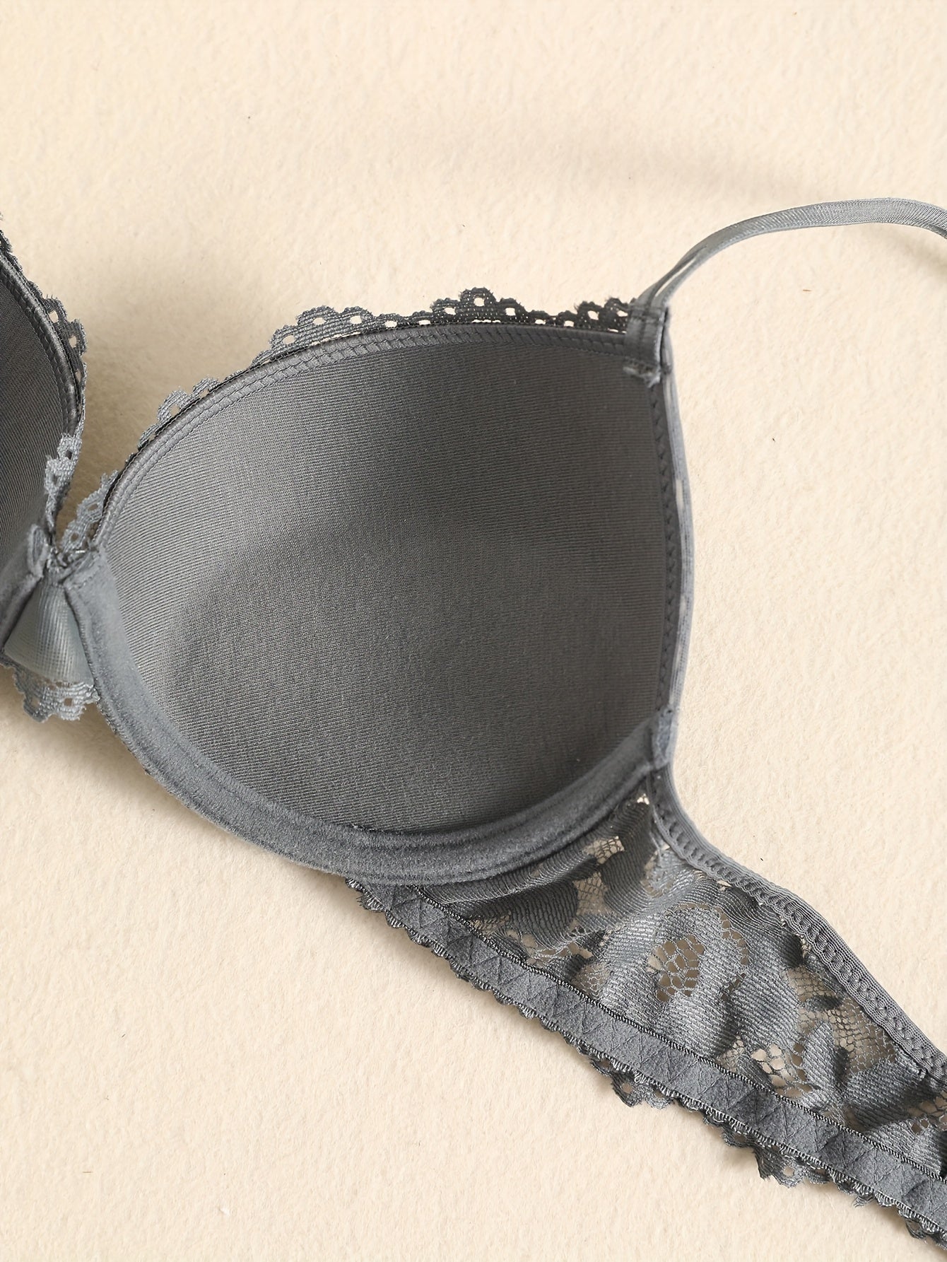 2 Ta'sirli Qattiq Gul Lacey Push-Up Brass, Ayollar uchun Havo O'tkazuvchi Ichki Kiym.