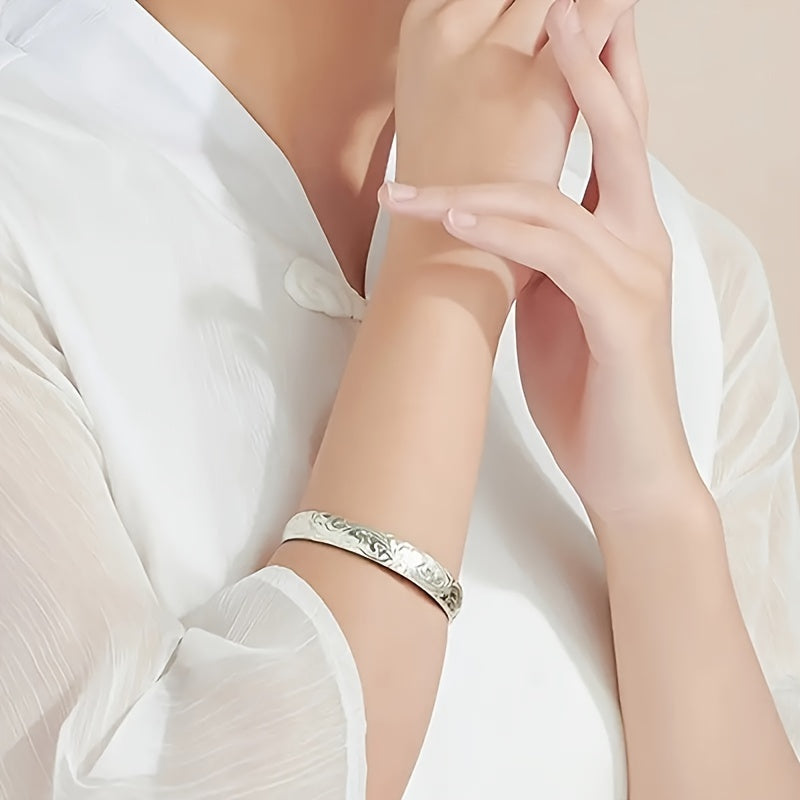 Retro Floral Pattern Bracelet for Women Open Design Lightweight Jewelry Gift