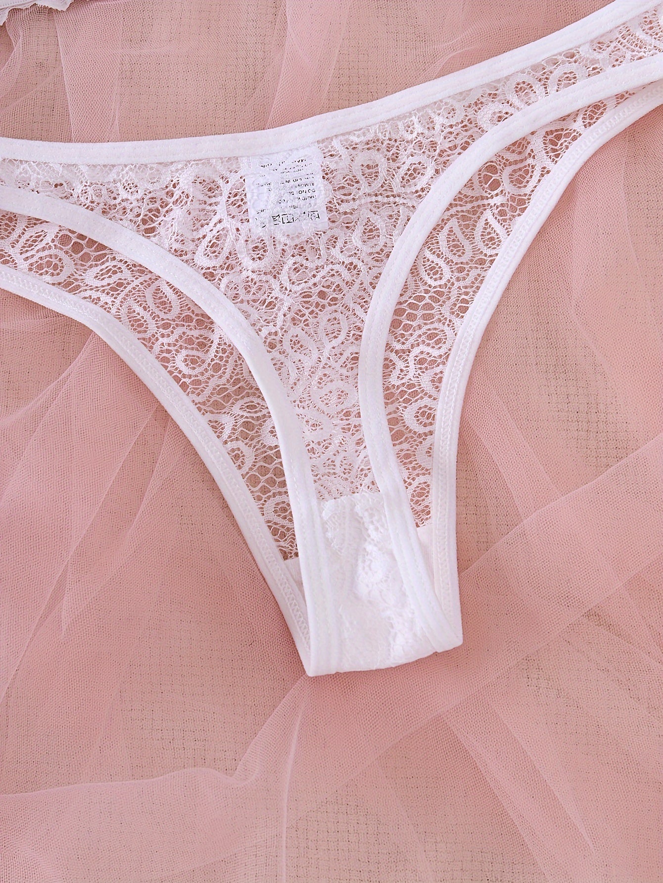 Shaffof to'r bilan bezatilgan, ko'taruvchi brassu va ayollar uchun qulay va jozibador bo'lgan ichki kiyim to'plami.