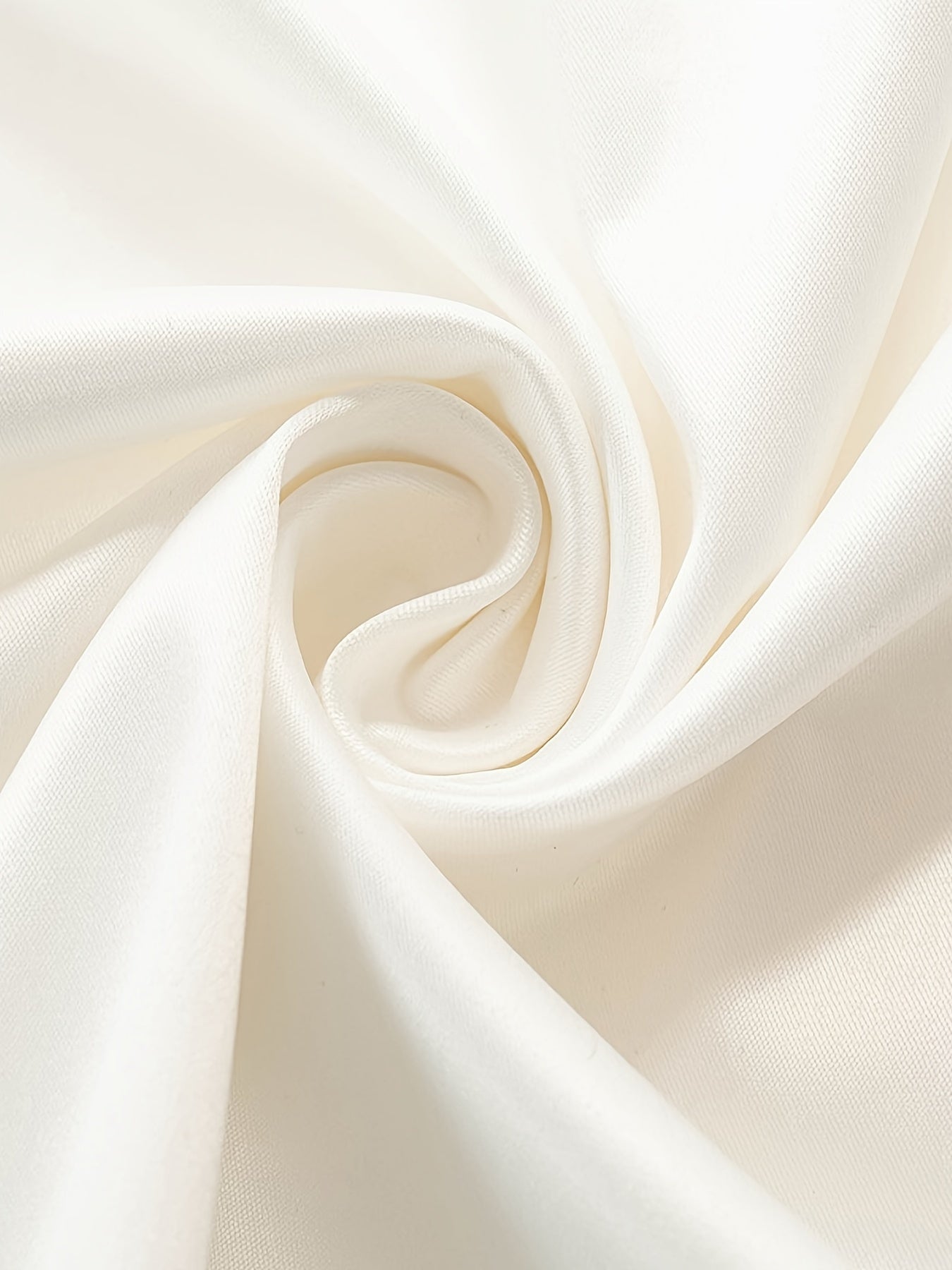 Женское сексуальное мини-платье bodycon с открытой спиной, выполненное в однотонном дизайне и с контрастной кружевной отделкой. Состав: 95% полиэстер и 5% эластан, трикотажная ткань, подходящая для осеннего сезона. Особенности: