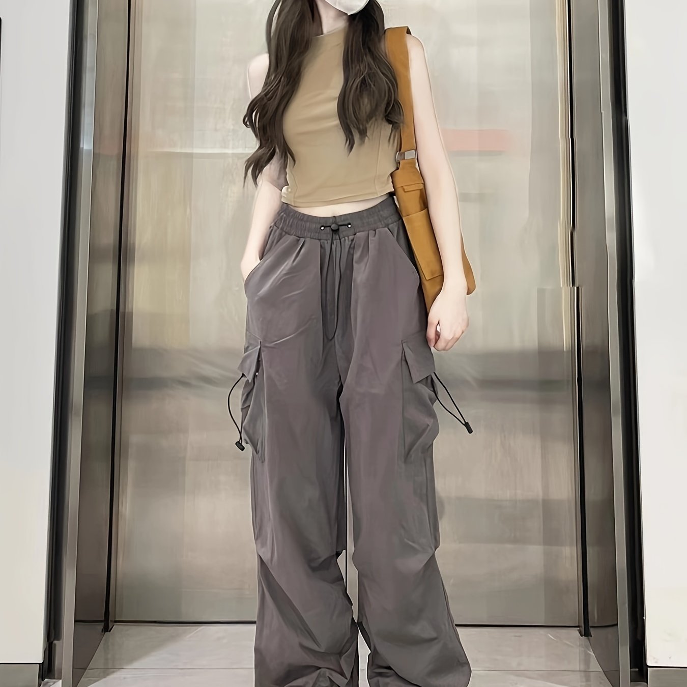 Ayollar uchun tasodifiy yuk shimlari, bir rangli polyesterdan tayyorlangan, bahor va kuz modasi uchun mukammal. Bir nechta cho'ntaklar va to'qilgan to'qima bilan ajralib turadi, kattalar uchun mos keladigan dizayn.