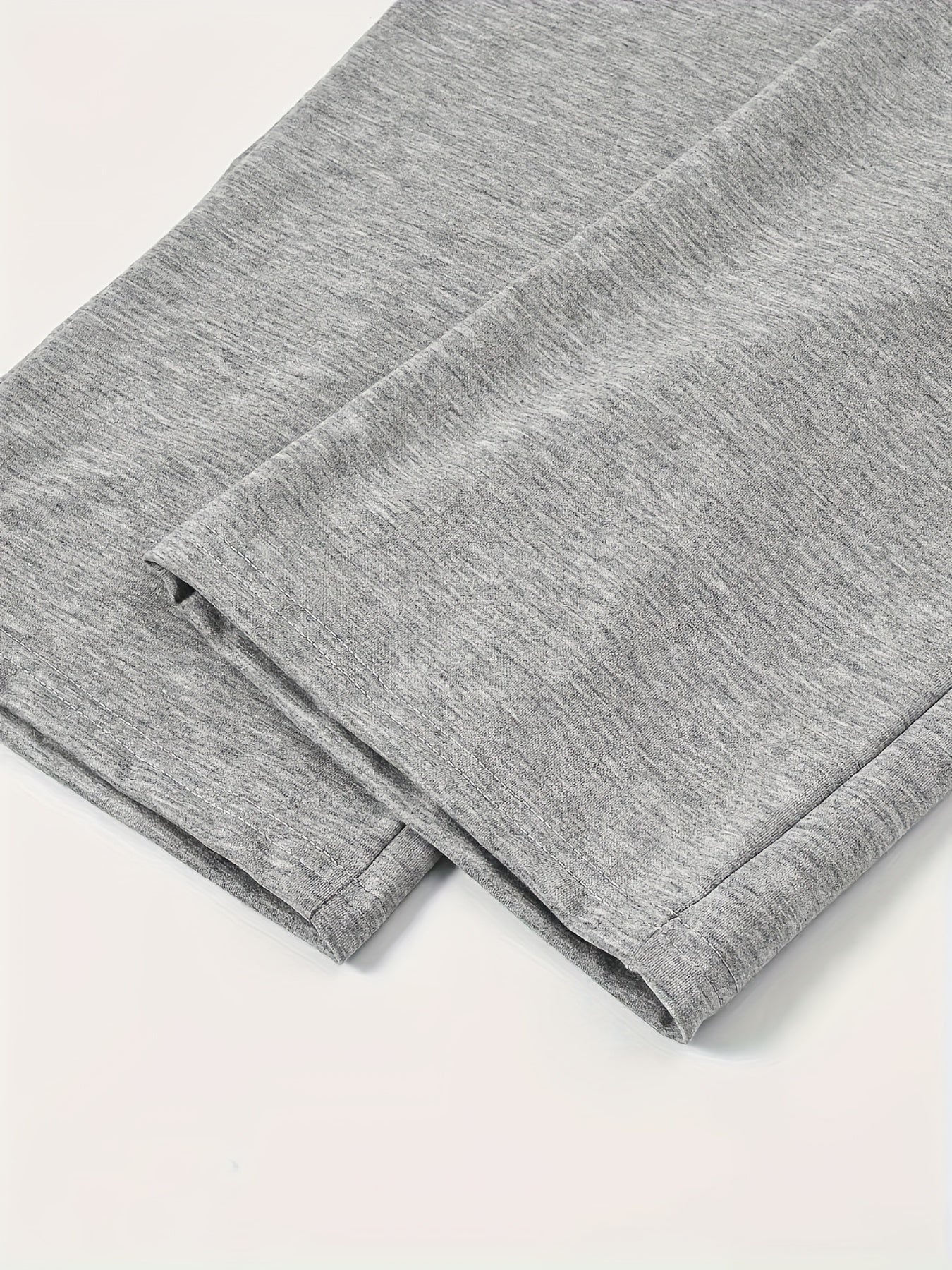 Katta qizlar uchun zamonaviy yon qirqimlar, bir xil rangdagi yuqori qism va to'g'ri oyoq shimlar bilan qulay bahor va yoz ko'rinishi.