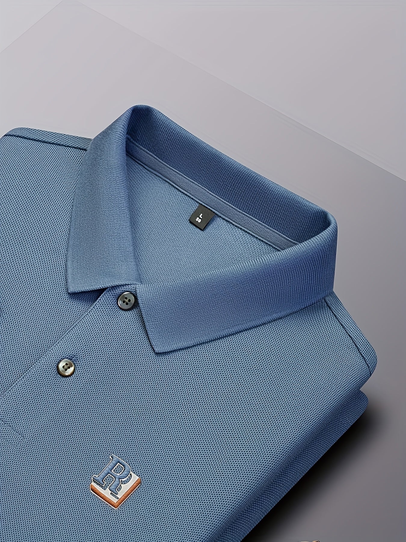 Erkaklar uchun tasodifiy uzun yengli polo ko'ylagi, ko'tarilgan harf tafsiloti bilan, 100% polyester to'qima matosidan tayyorlangan. O'rtacha cho'zilish, oddiy moslashuv, yengil yaka, yarim plakat, 3D bosma alifbo xususiyatlariga ega.