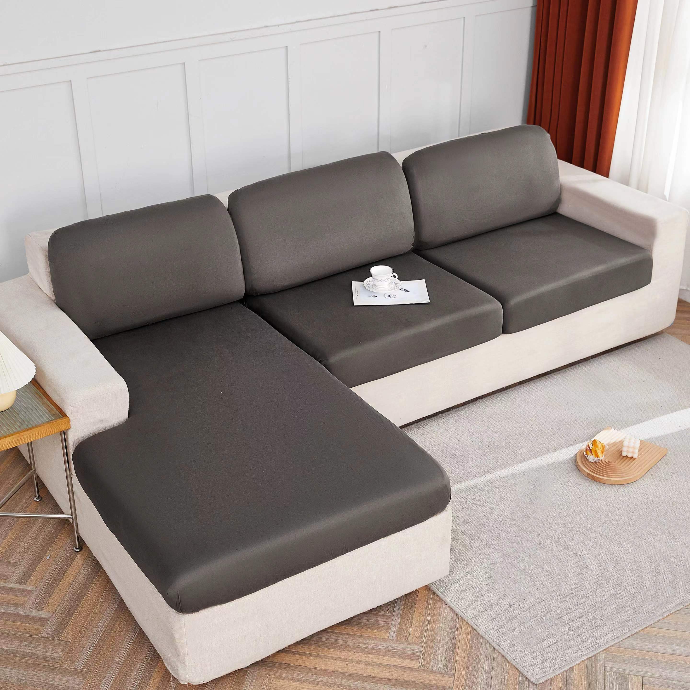 Elastik pastki bilan cho'ziladigan divan yostiq qoplamasi, yashash xonasi divanlarida oson olib tashlash va chizish qarshiligi uchun mo'ljallangan.