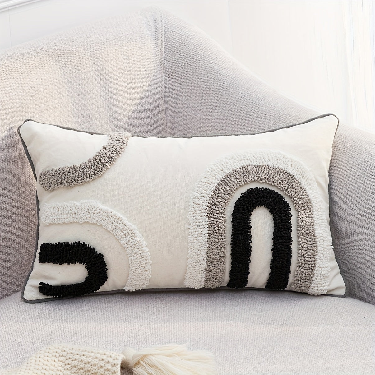 Skandinaviya bohem uslubida chiziqli U-shaklidagi yostiq qopqog'i, yotoqxona va yashash xonasi divan yostiqlari uchun velur qirralar bilan tayyorlangan.