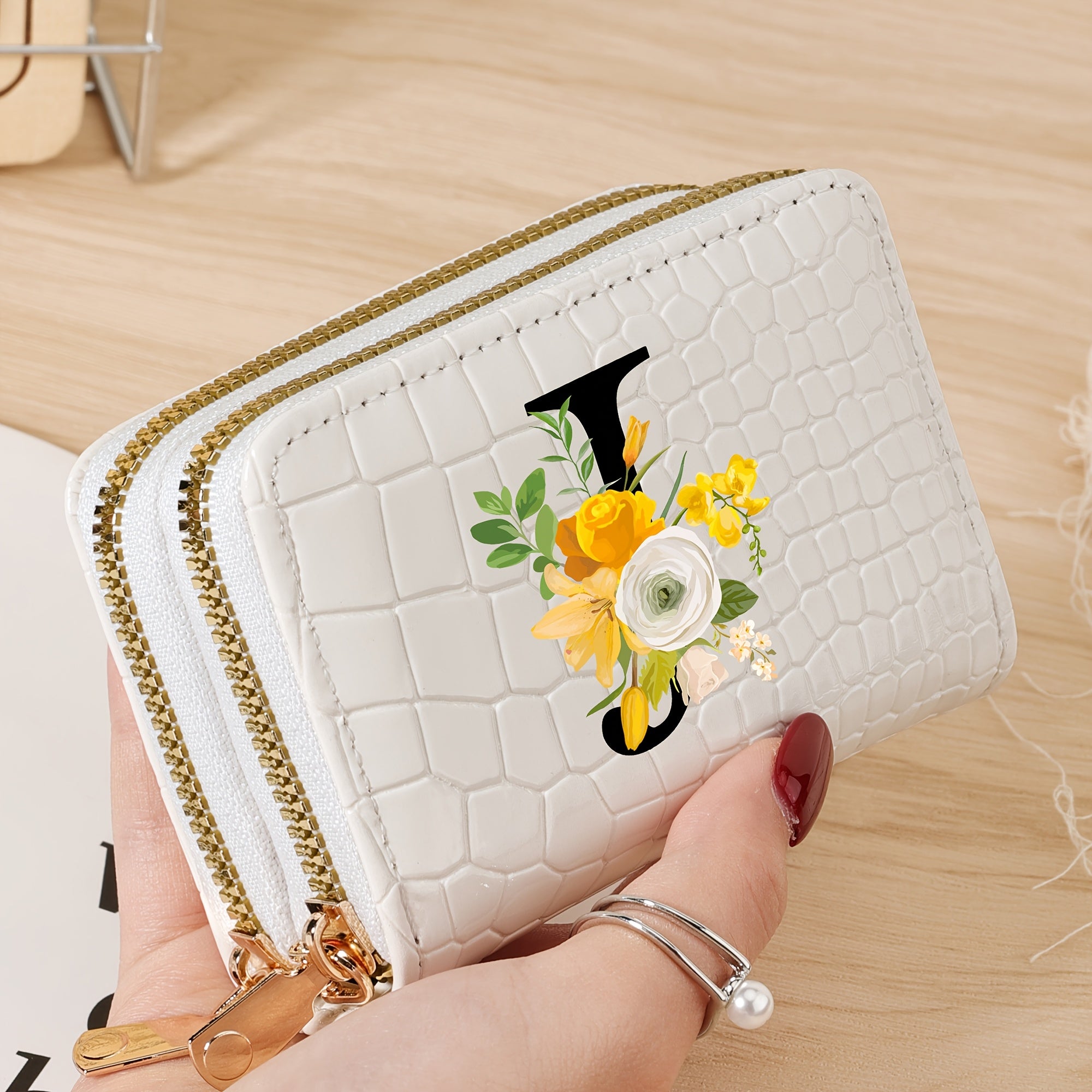 Bir nechta slotlari va zamonaviy fermuari bo'lgan mustahkam kredit karta saqlash sumkasi, maktab, yotoqxona va maktabga qaytish uchun zarur bo'lgan buyumlar uchun.