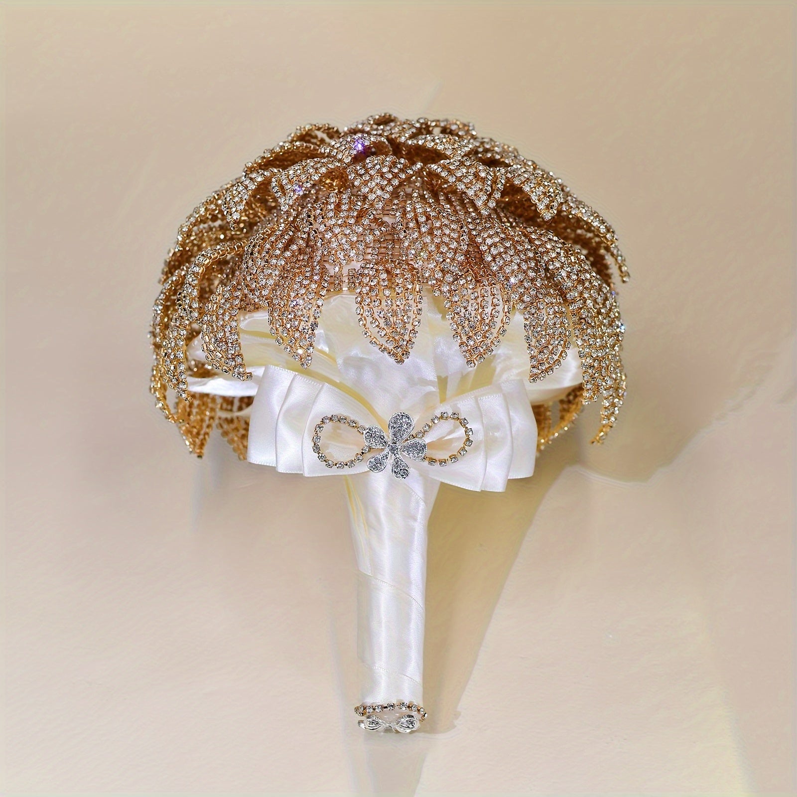 Qoʻlda tayyorlangan toʻy buketi, rhinestone zanjiri va yaproq detallar bilan, kelinlar va kelin qizlar uchun