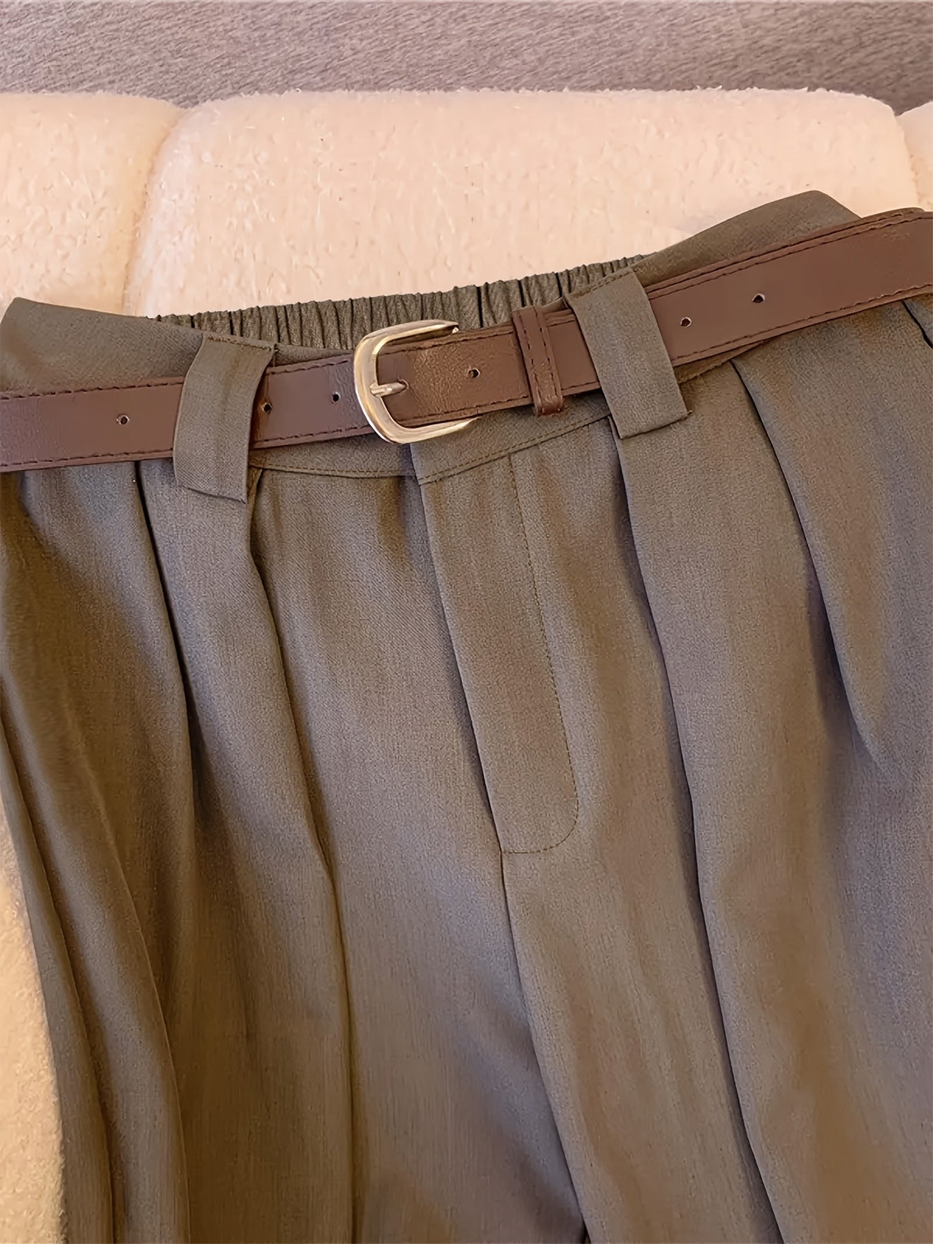 Ayollar uchun zamonaviy, yuqori belli keng oyoqli shimlar, fermuar yopilishi, bir xil rangda, polyesterdan tayyorlangan, mashinada yuvish mumkin. Har xil kiyish uchun zamonaviy qirqim dizayni mavjud.