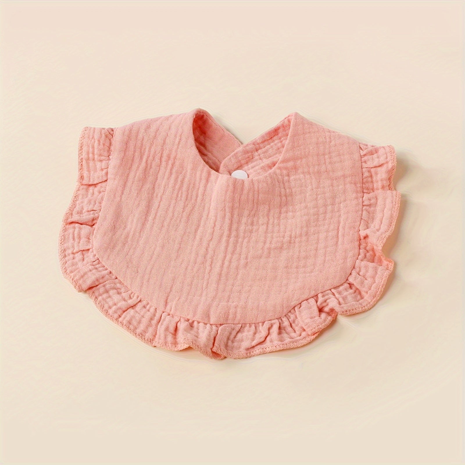 Шесть штук мягких, дышащих марлевых слюнявчиков для младенцев и малышей с рюшами по краю в различных цветах.