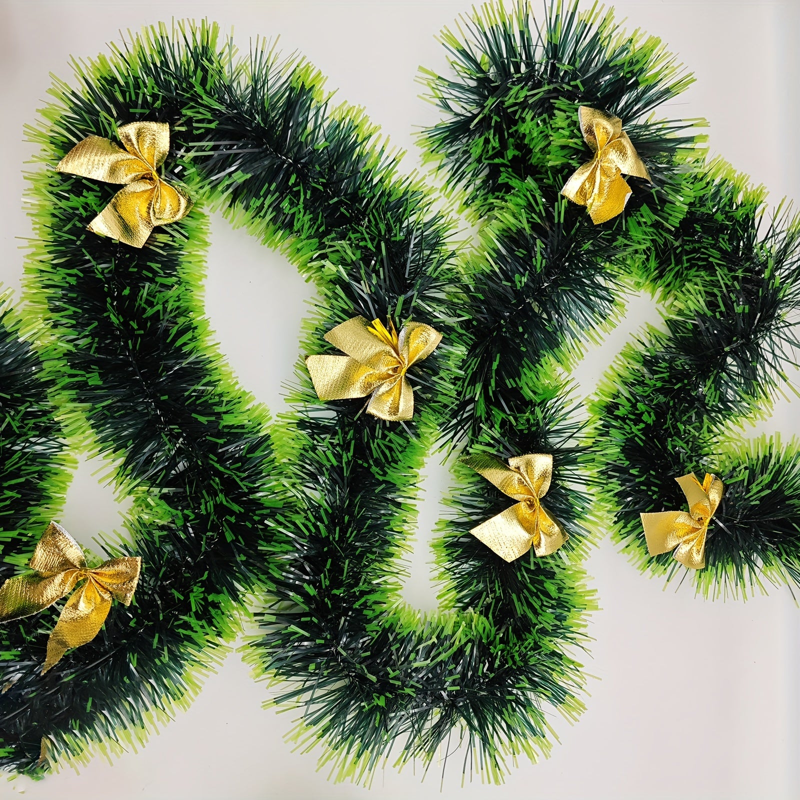 Decoración de ratán de Navidad con borde verde oscuro y blanco con detalles de copo de nieve de 6.56 pies