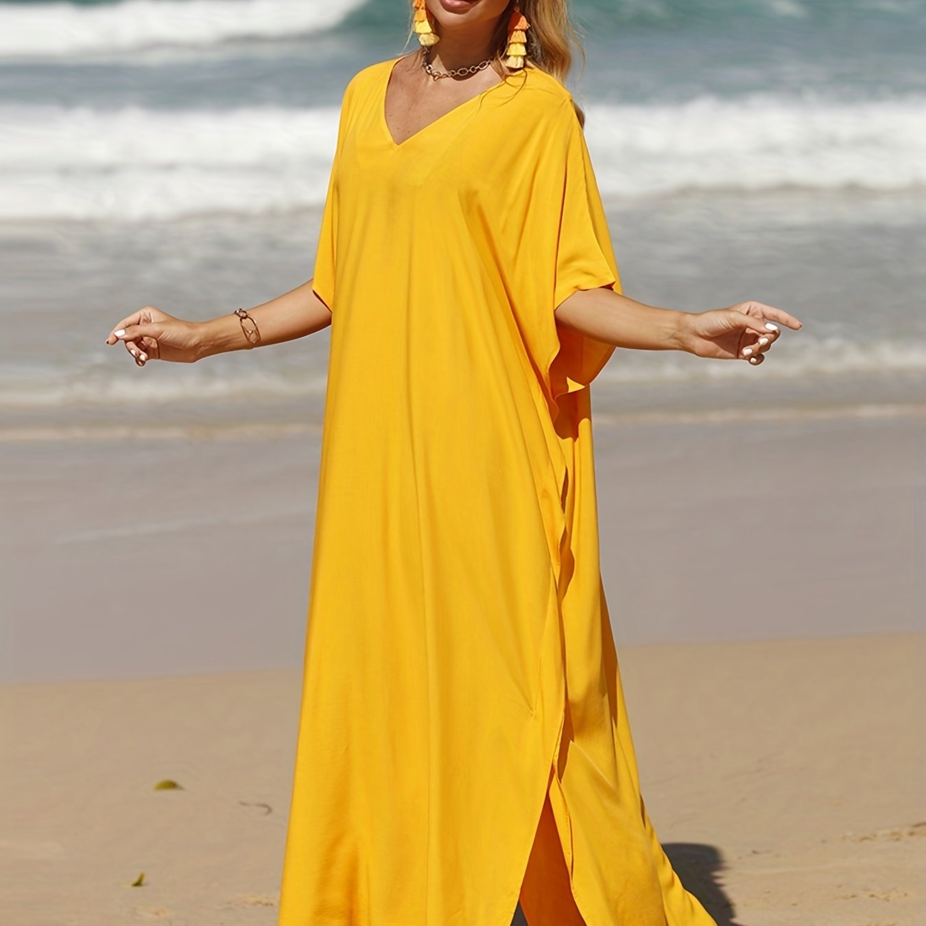 Vestido de playa boho blanco con escote en V, mangas batwing y abertura lateral