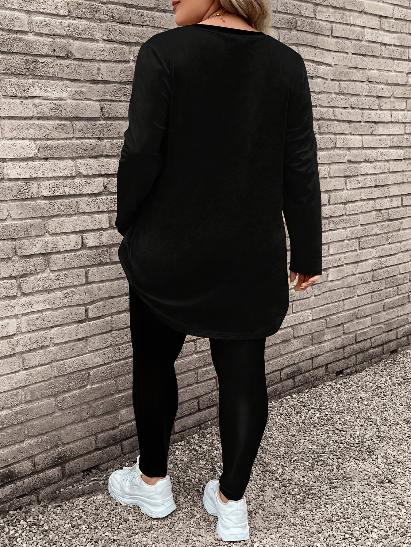 Ayollar uchun chiroyli 2 ta faoliyat kiyimlari to'plami, chiziqli rangli blokli yuqori va qora sport shimlar bilan. Qulay, shaffof bo'lmagan polyester materialdan tayyorlangan. Mashinada yuvish mumkin.