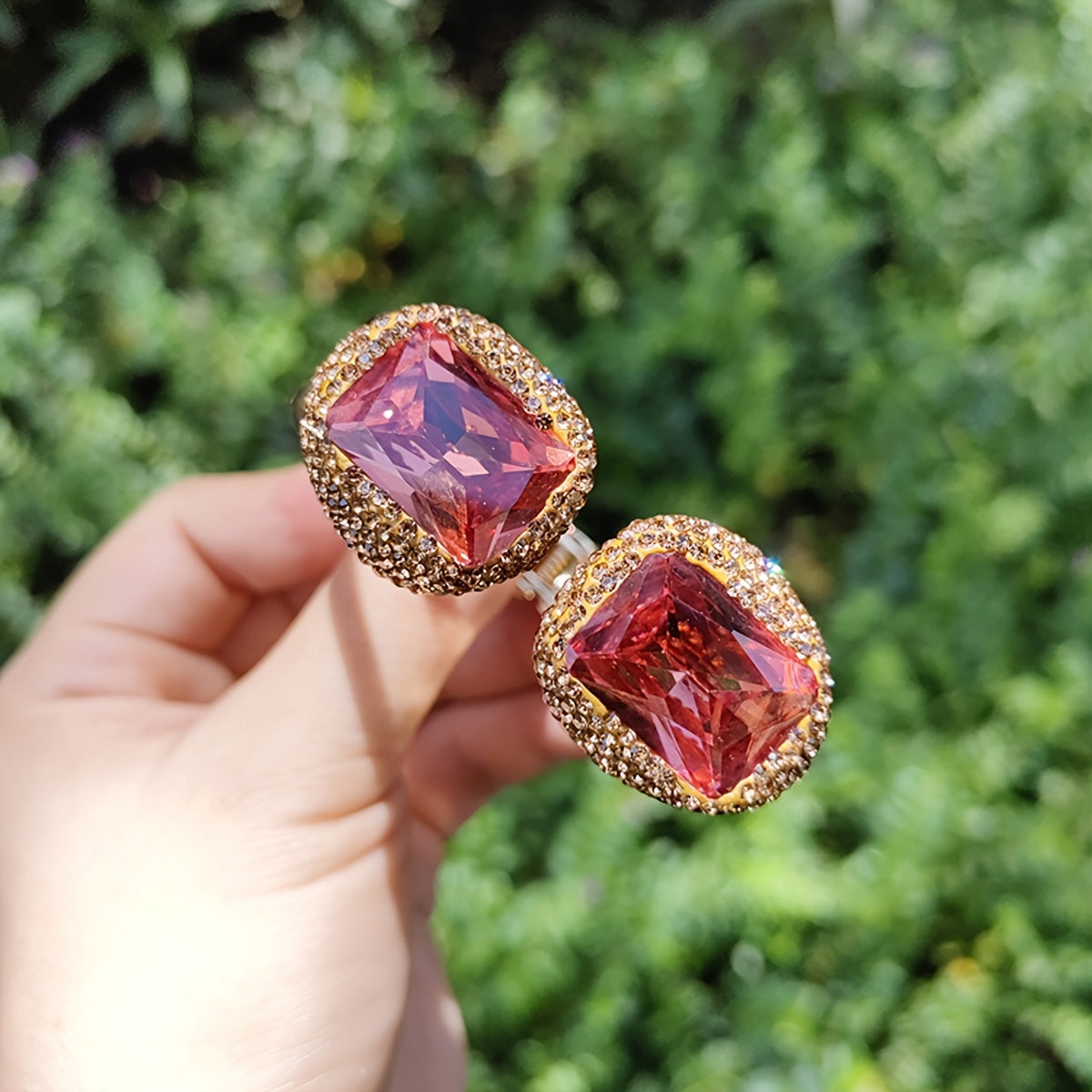 Chic Sultanite toshli bilaguzuk, Chex aksentlari bilan, yorug'likda rang o'zgartiruvchi, ichki va tashqi kiyim uchun zamonaviy to'rtburchakli dizayn.