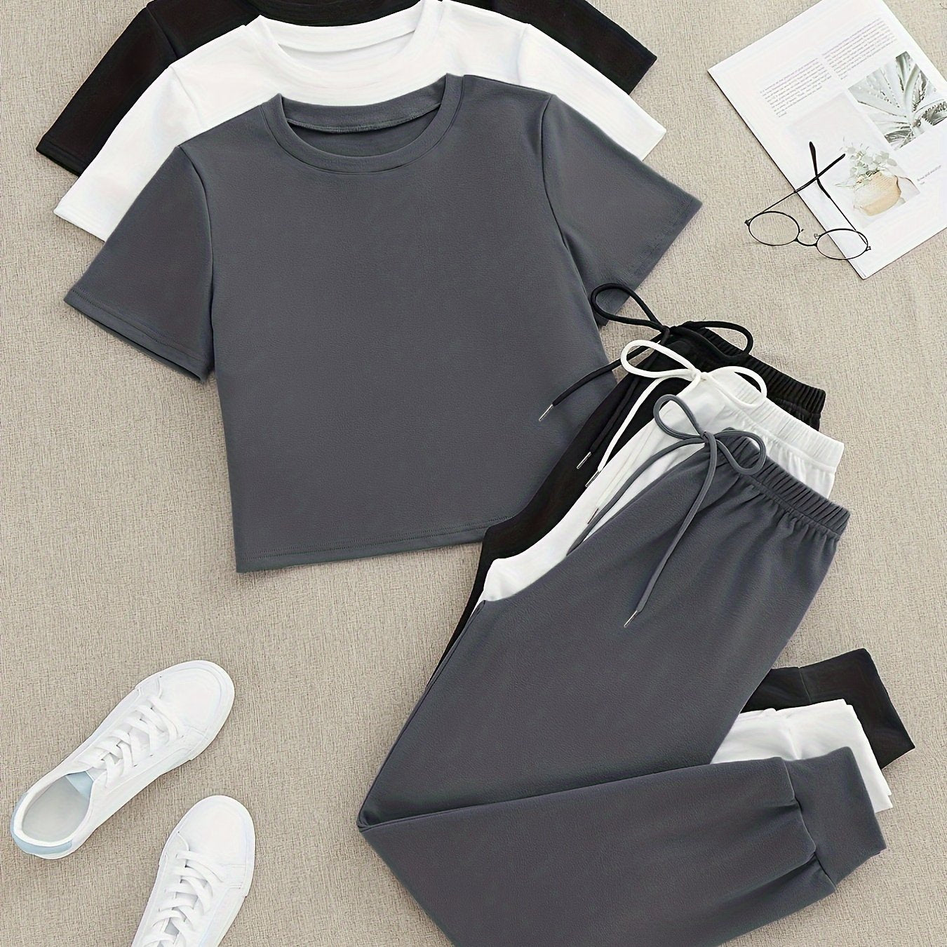 3 ta to'plam ayollar uchun bir rangli dam olish to'plamlari, qulay T-ko'ylak va bog'ichli shimlar bilan. Yengil tasodifiy kiyim uchun bir nechta ranglarda mavjud.