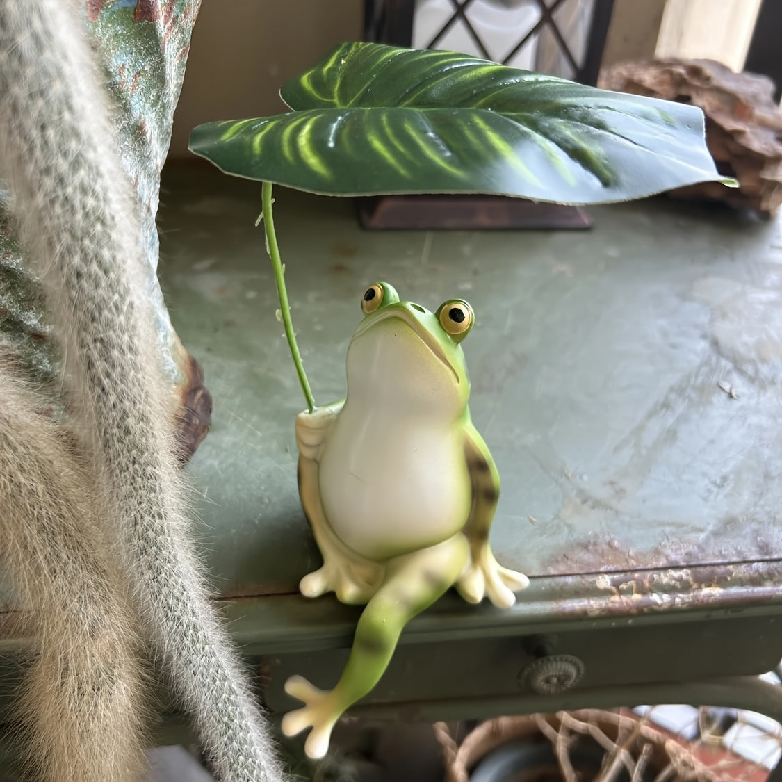 Resin Frog Garden Statue with Leaf Umbrella for Ponds and Home Decor