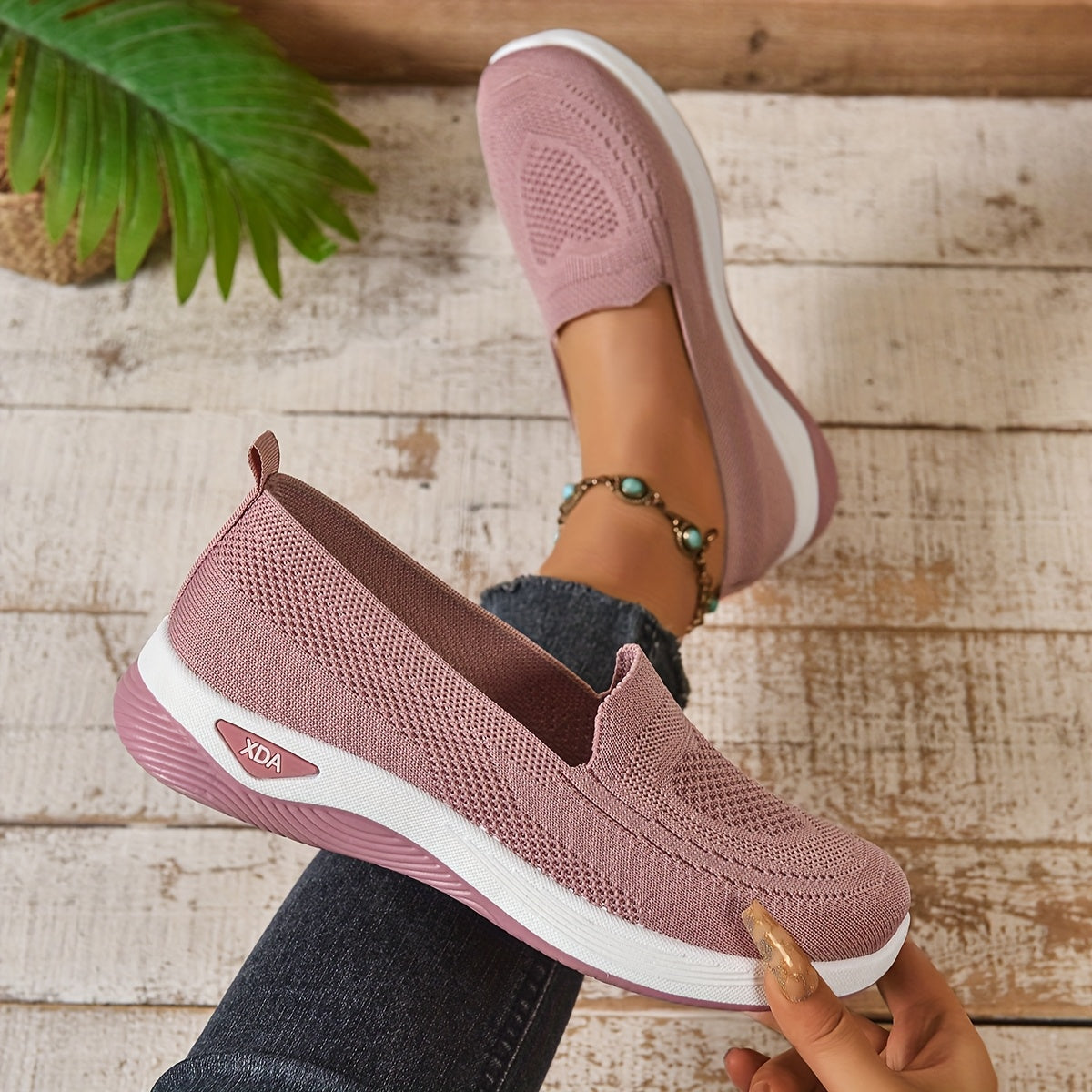 Ayollar uchun kundalik slip-on sport poyabzali, nafas oluvchi to'qima, pastki qismi g'ovak g'ovak, rezina tagli