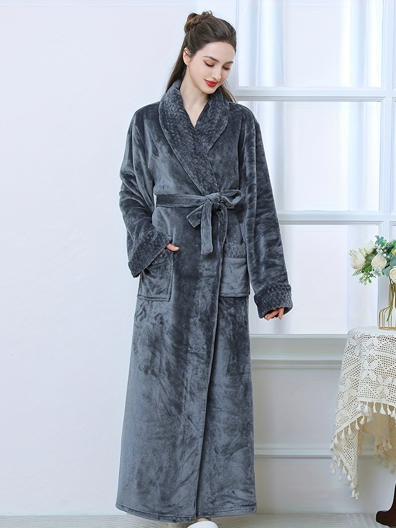 Ayollar uchun plush pushti flanel bathrobe, uzun yenglar, V-qo'l va cho'ntaklar bilan. Qishki iliqlik uchun mashinada yuvish mumkin.