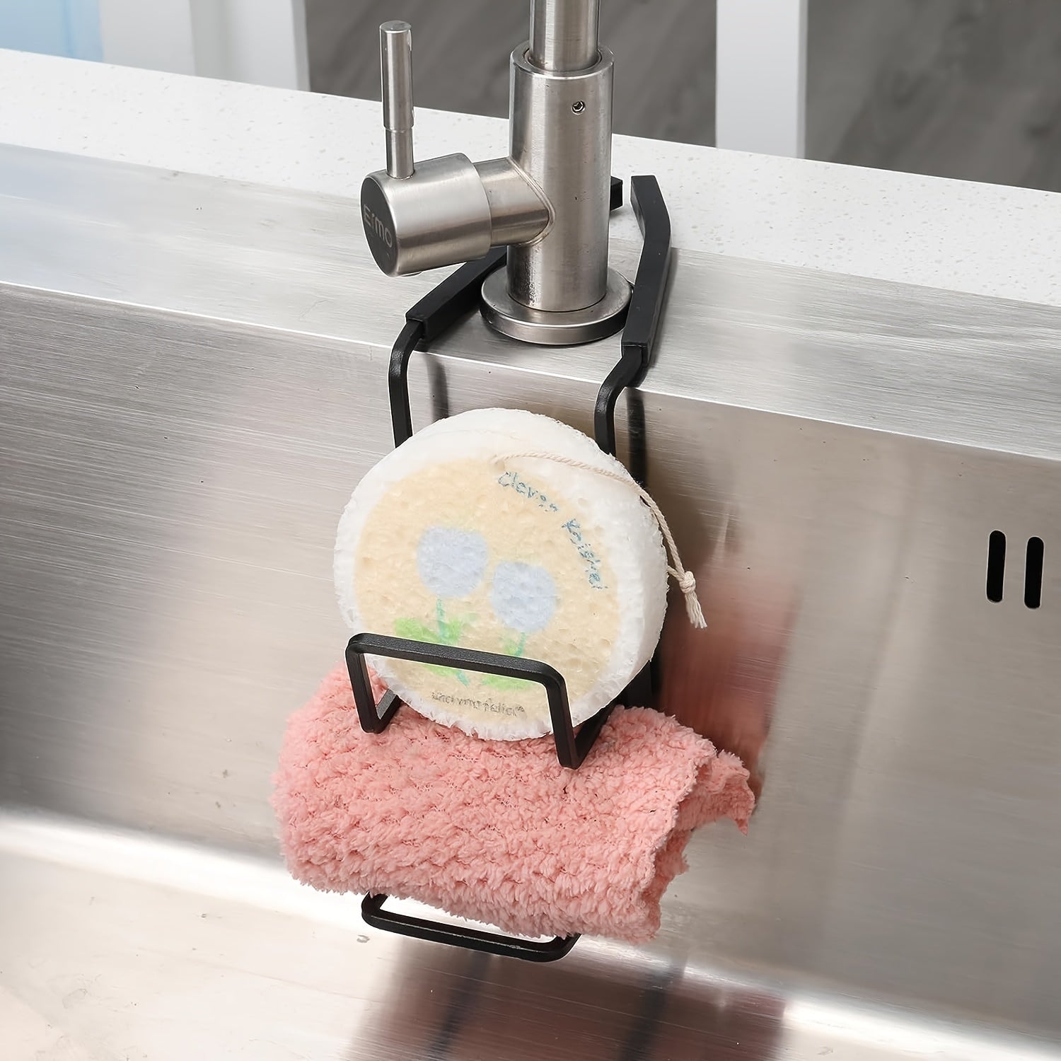 2-qavatli temir kran uchun osma tokchali kosmik tejovchi oshxona yuvinish joyi, drenaj, gubka bilan artish, chirishga qarshi qora va oq bo'yoqli, gubka, sovun va aksessuarlar uchun.