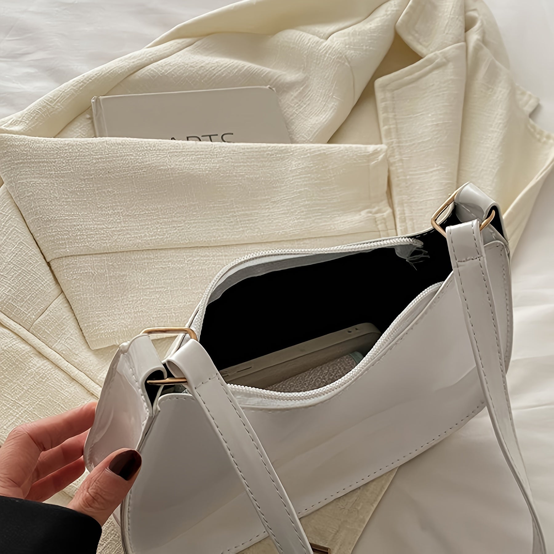 Zipper yopilishi va chet bo'yog'i bilan zamonaviy bir rangli PU yelka sumkasi - kundalik foydalanish, xarid qilish va sovg'a berish uchun mukammal. Qo'l bilan yuvilishi mumkin va ichki qismi yo'q.