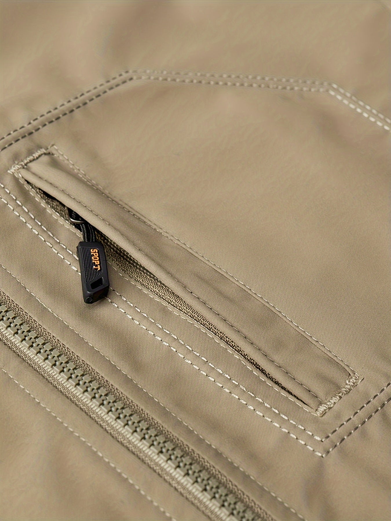 Erkaklar uchun qishki kurtka, ajratiladigan kaput va bir nechta cho'ntaklar bilan - Norasmiy va zamonaviy, junli tashqi kiyim