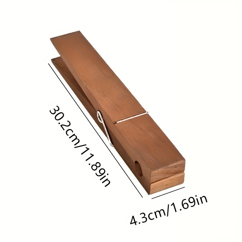 Estante de toallas de madera montado en la pared con clips grandes para almacenamiento en el baño