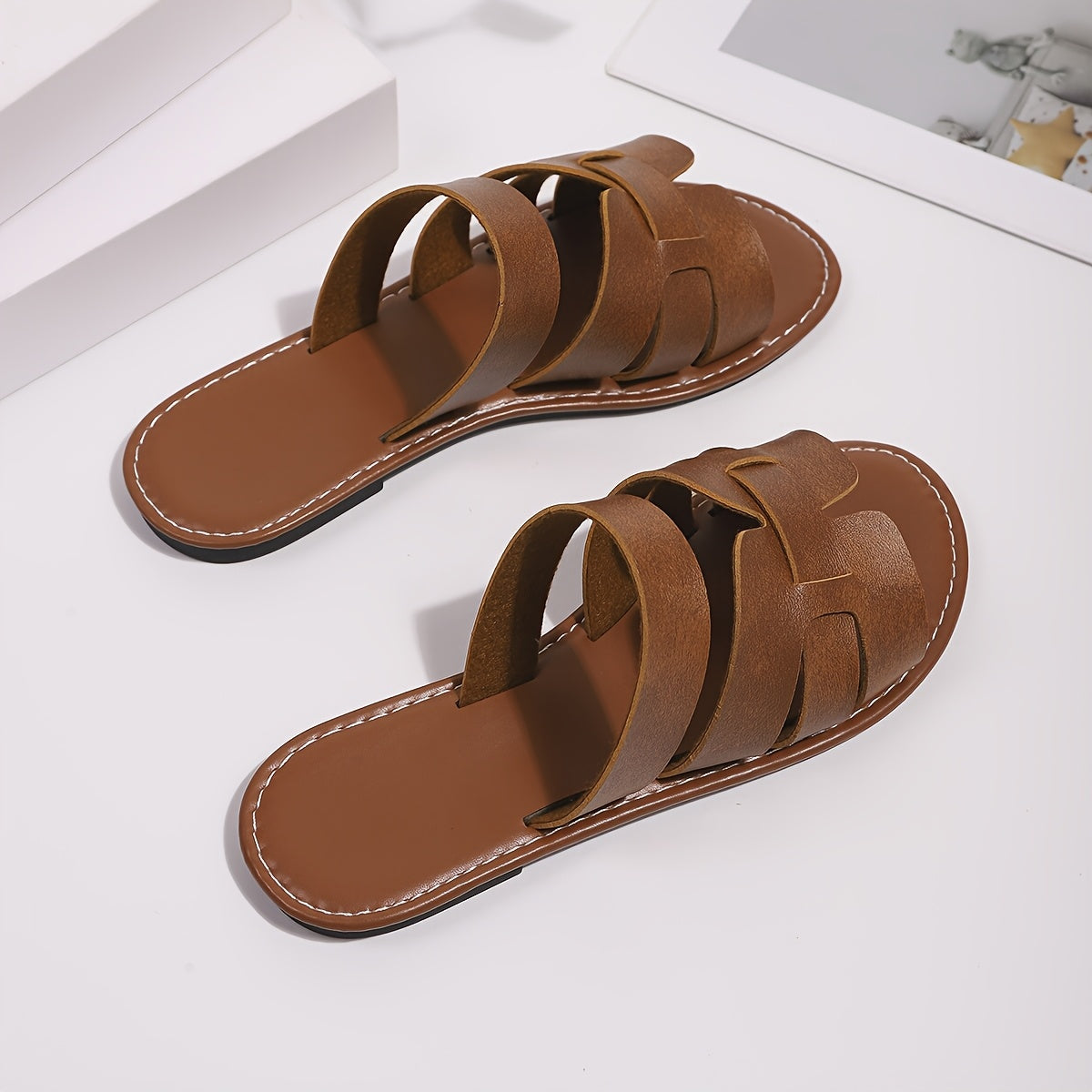 Ayollar uchun keng model ochiq barmoqli tekis sandalki, nafas oladigan strapli yozgi plyaj uchun