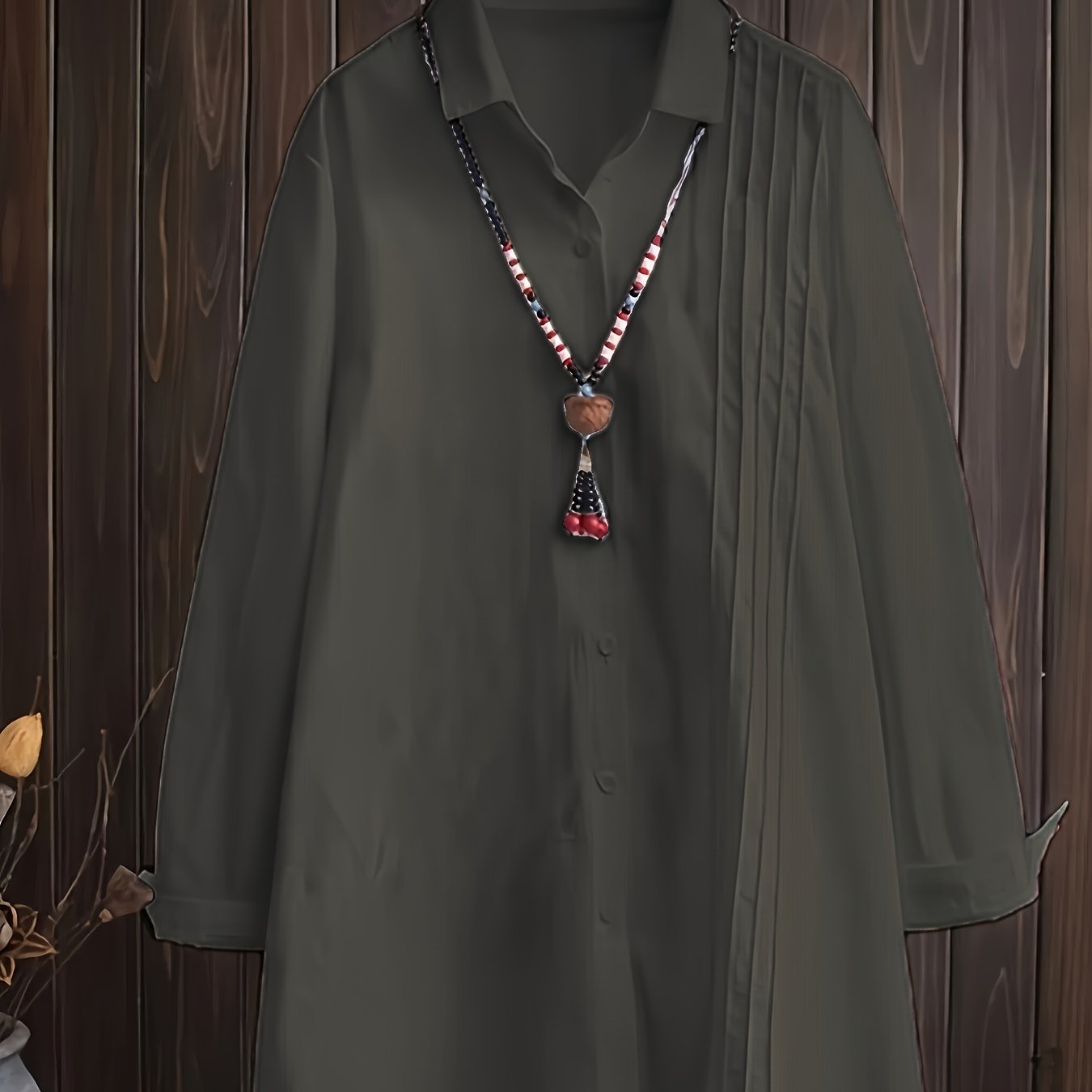 Chic plussayz uzun yengli ko'ylak, chiziqli yaka bilan, yarim shaffof polyester va spandeks aralashmasidan tayyorlangan, mashinada yuvish mumkin.