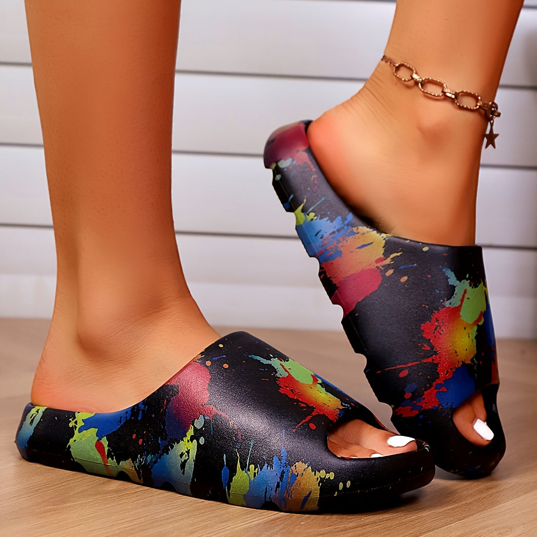 Ayollar uchun EVA slaydlar bo'yoq splash dizayni bilan ochiq barmoqli kundalik sandallar