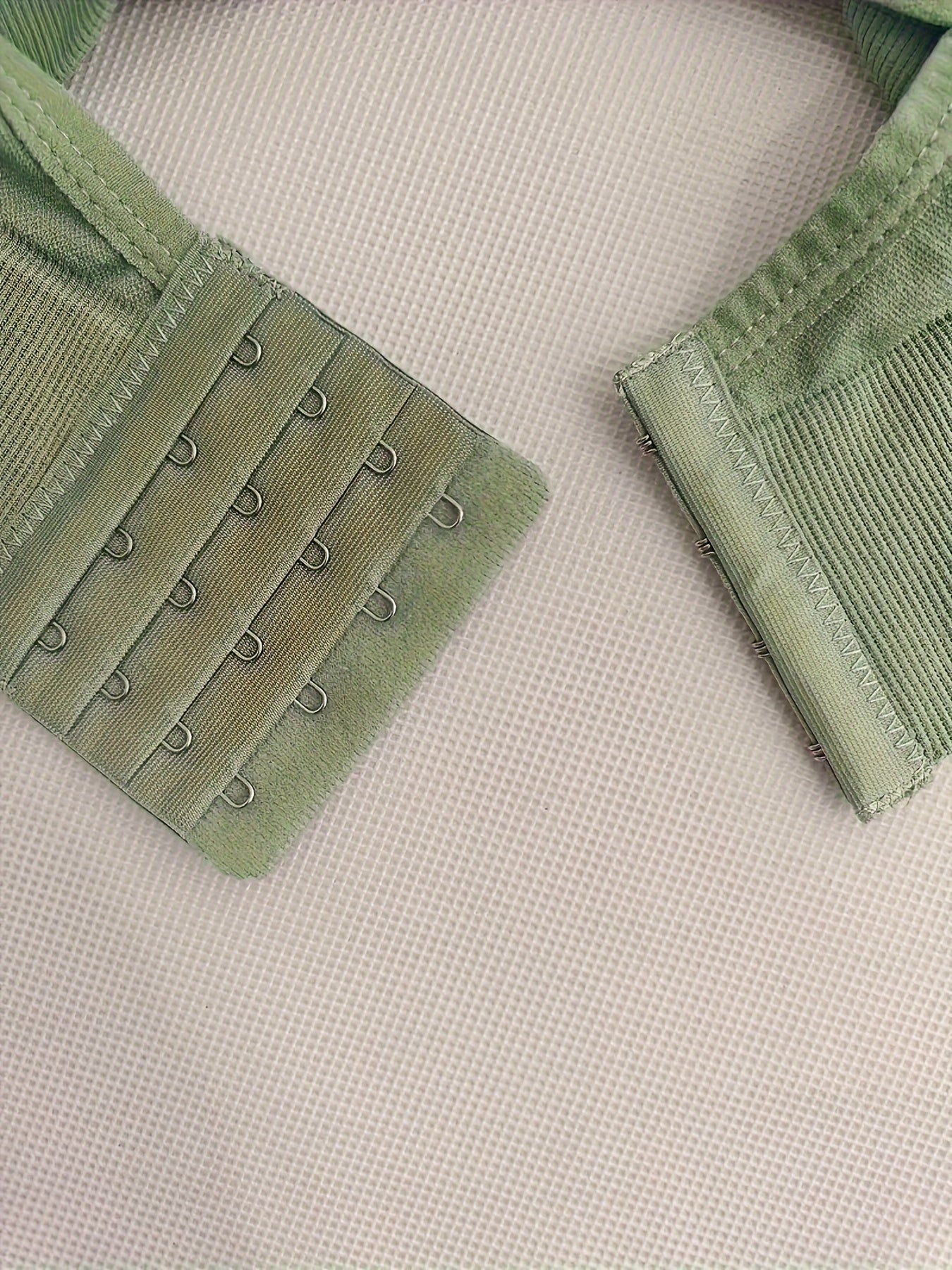 Эластичный спортивный бюстгальтер с racerback и регулируемыми бретелями, удобный и дышащий для фитнеса.