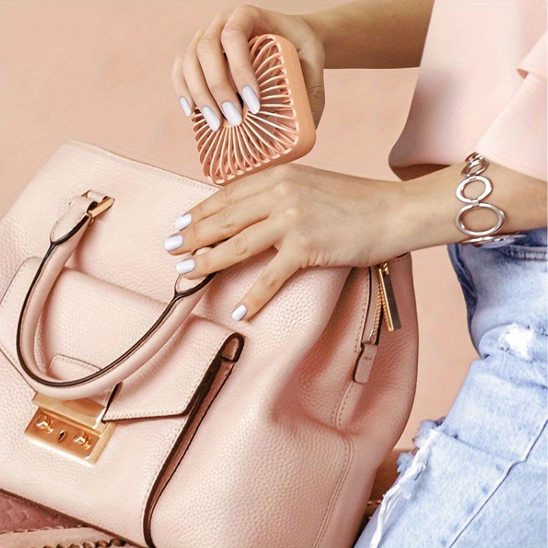 Portativ va kiyiladigan Kompakt USB Ventilyator, 3 tezlikni sozlash imkoniyati bilan, qayta zaryadlanadigan litiy batareyasi mavjud. Ichki va tashqi foydalanish uchun mukammal, qo'shimcha qulaylik uchun yoritish to'plami bilan birga.