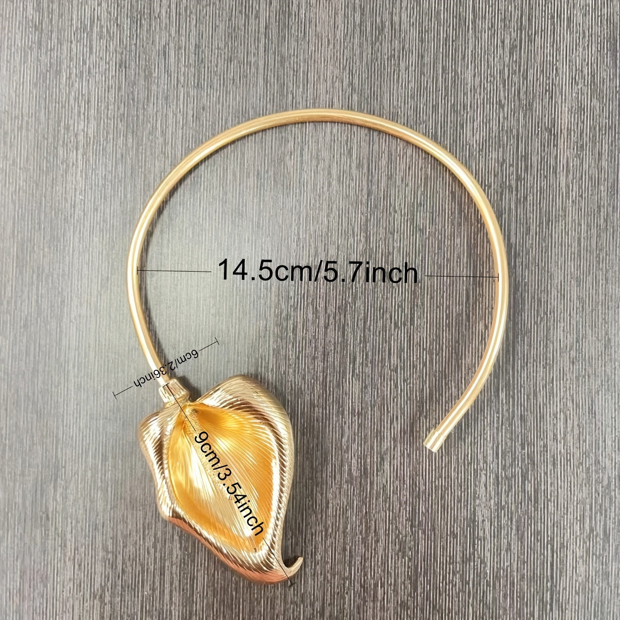 Роскошное винтажное французское ожерелье с преувеличенным дизайном лотоса в форме подковы, идеально подходящее для элегантных дам, посещающих банкеты и вечеринки.