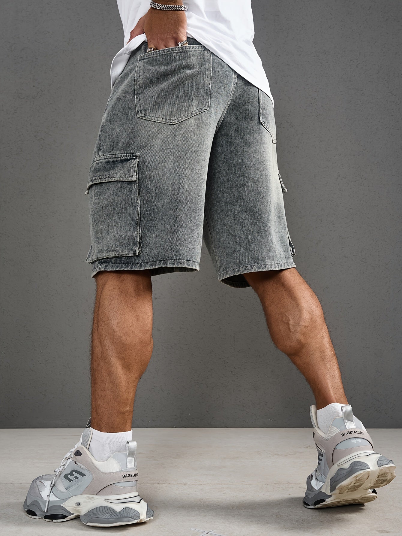 Erkaklar uchun plussiz rangsiz denim yuk shortlari, ko'p cho'ntaklar bilan, oddiy moslashuvda, paxtadan tayyorlangan.